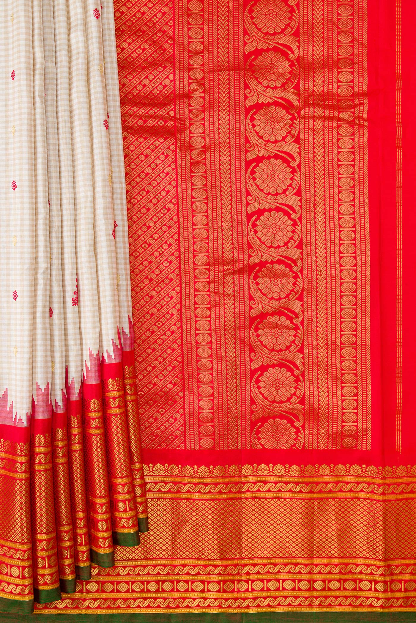 Pleats and pallu of Beige Dual Tone Gadwal Silk Saree with Checked design on the body and Temple Border. 