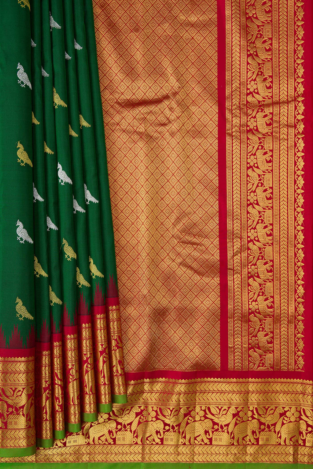 Pleats and pallu of Bottle Green Dual Tone Gadwal Silk Saree with Zari Butta on the body and Zari Border. 