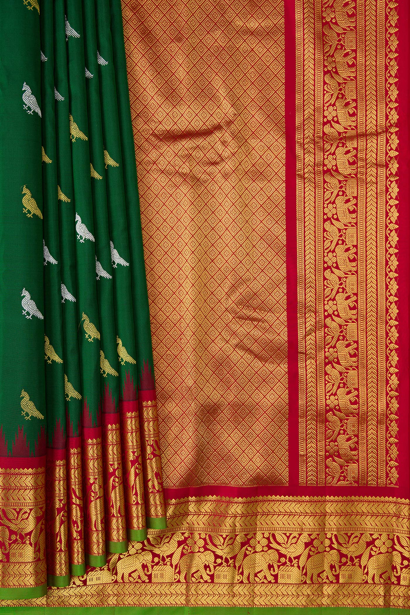 Pleats and pallu of Bottle Green Dual Tone Gadwal Silk Saree with Zari Butta on the body and Zari Border. 