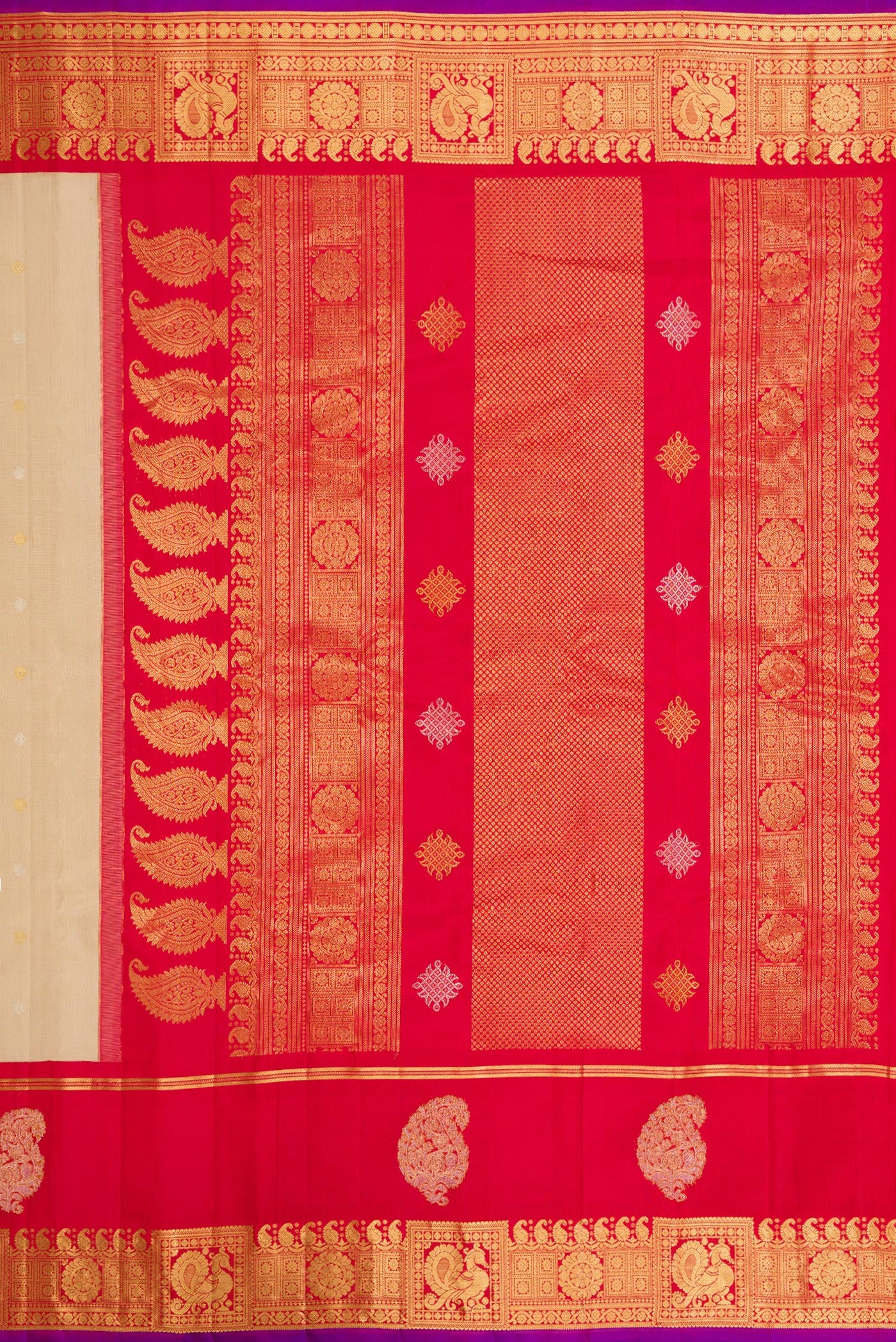 Close up image of the pallu of Beige Dual Tone Gadwal Silk Saree with Zari Butta on the body and Zari Border. 