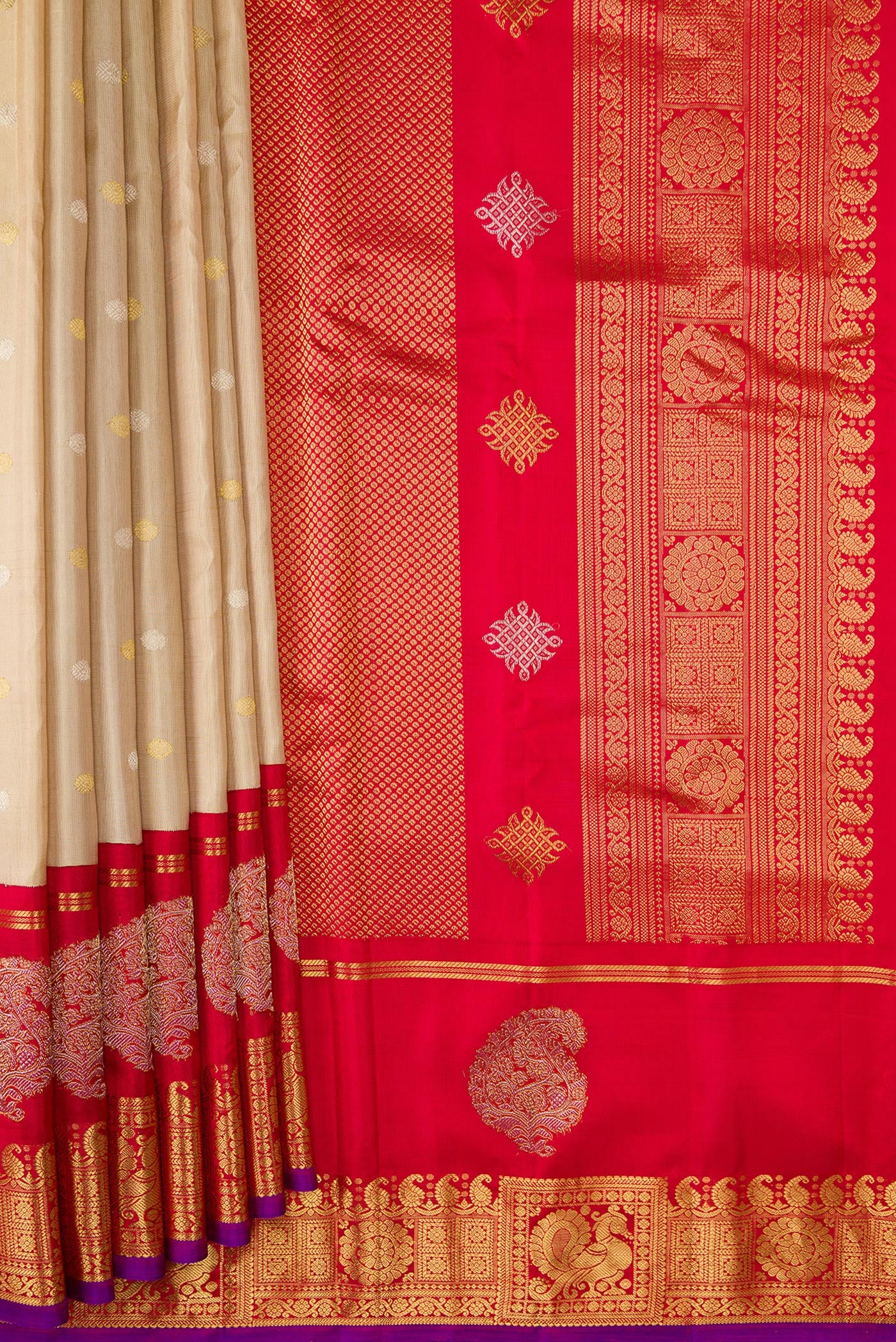 Pleats and pallu of Beige Dual Tone Gadwal Silk Saree with Zari Butta on the body and Zari Border. 