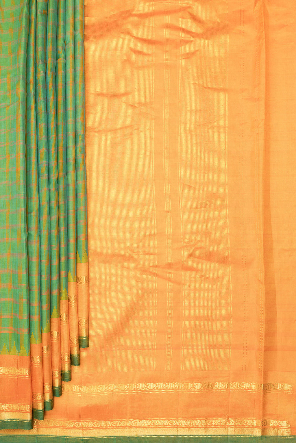Pleats and pallu of Pure Silk Green Dual Tone Gadwal Saree with Checked design on the body and Zari Border. 