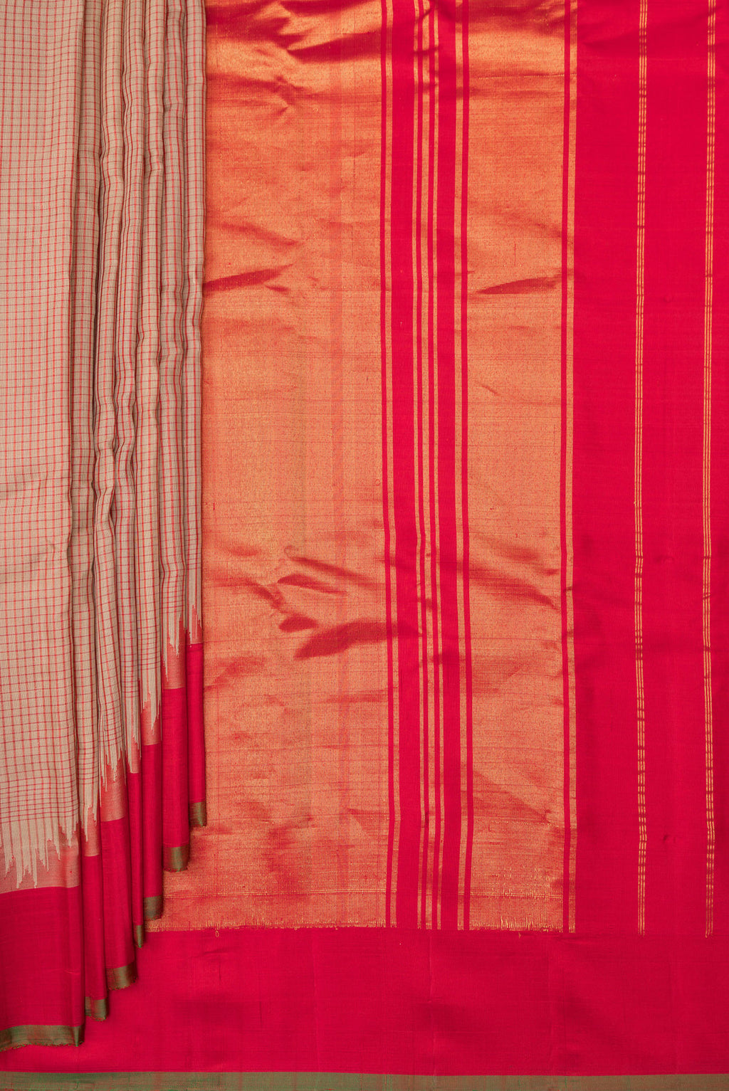 Pleats and pallu of Pure Silk Dark Beige Dual Tone Gadwal Saree with Checked design on the body and Zari Border. 