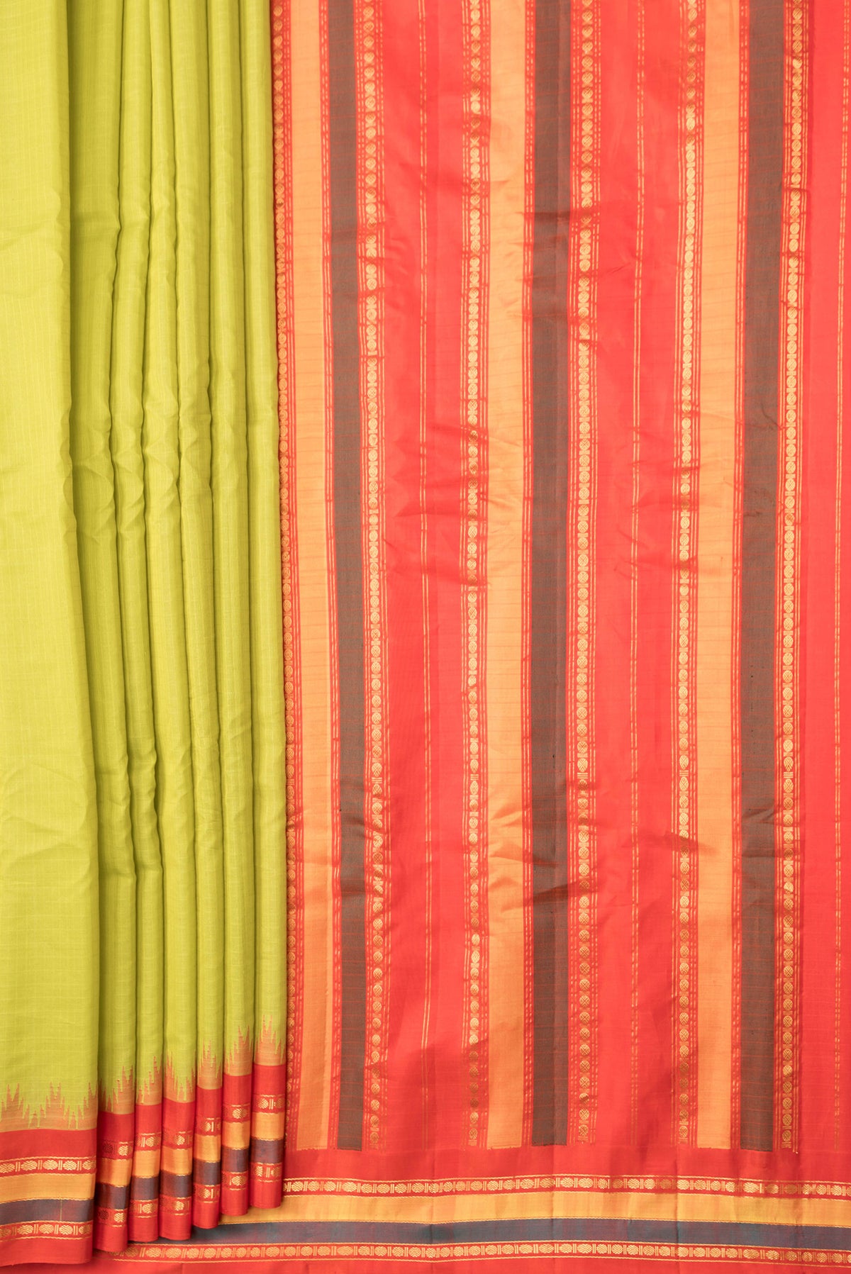 Pleats and pallu of Parrot Green Dual Tone Gadwal Silk Saree with Checked design on the body and Temple Border. 