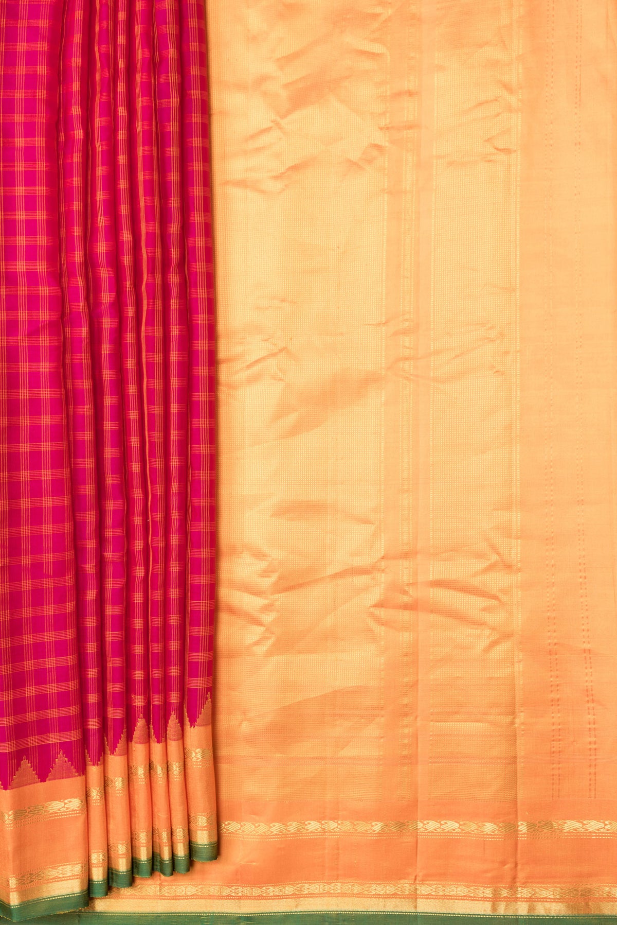 Pleats and pallu of Magenta Dual Tone Gadwal Silk Saree with Checked design on the body and Zari Border. 