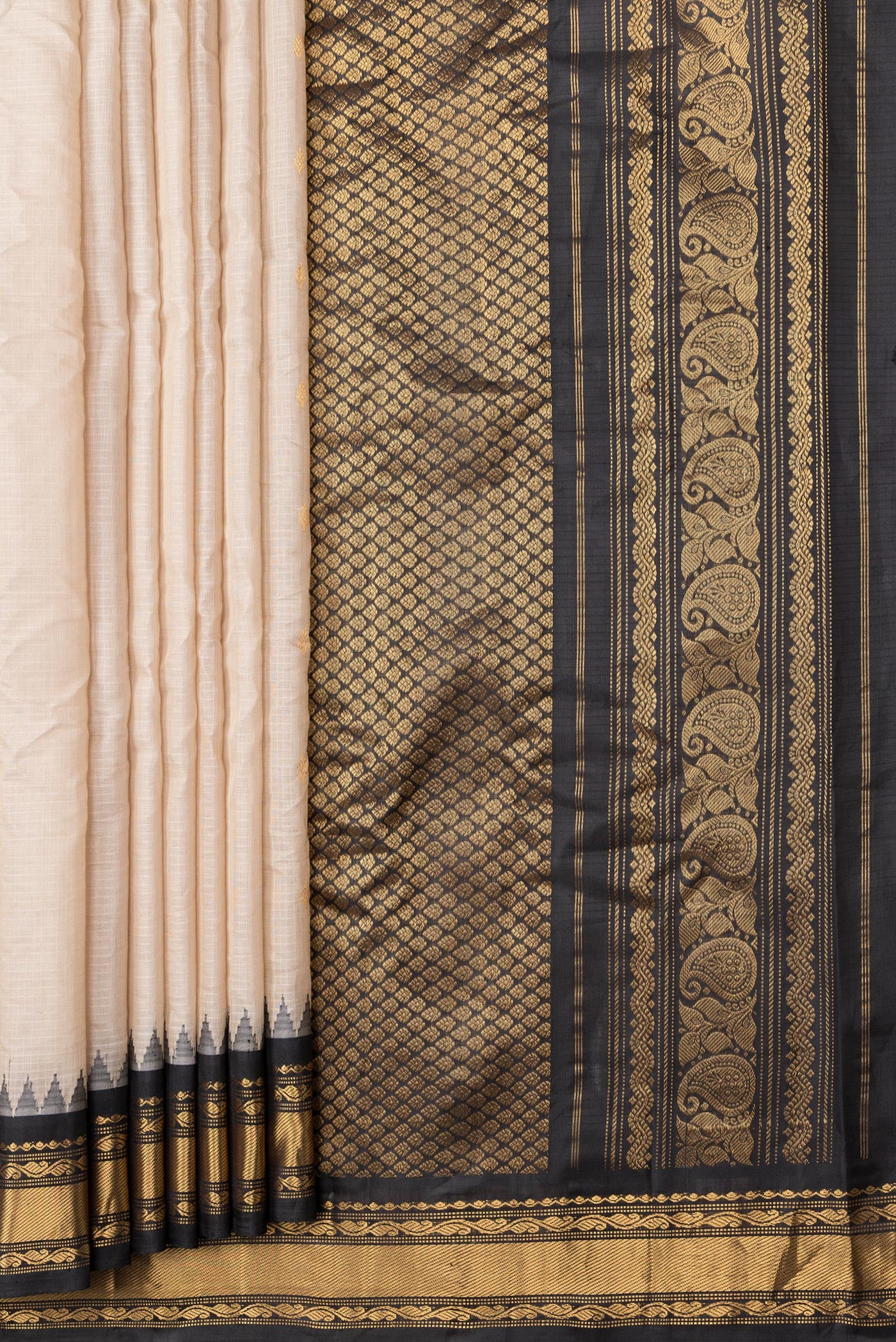 Pleats and pallu of Beige Dual Tone Gadwal Silk Saree with Zari Butta on the body and Zari Border. 