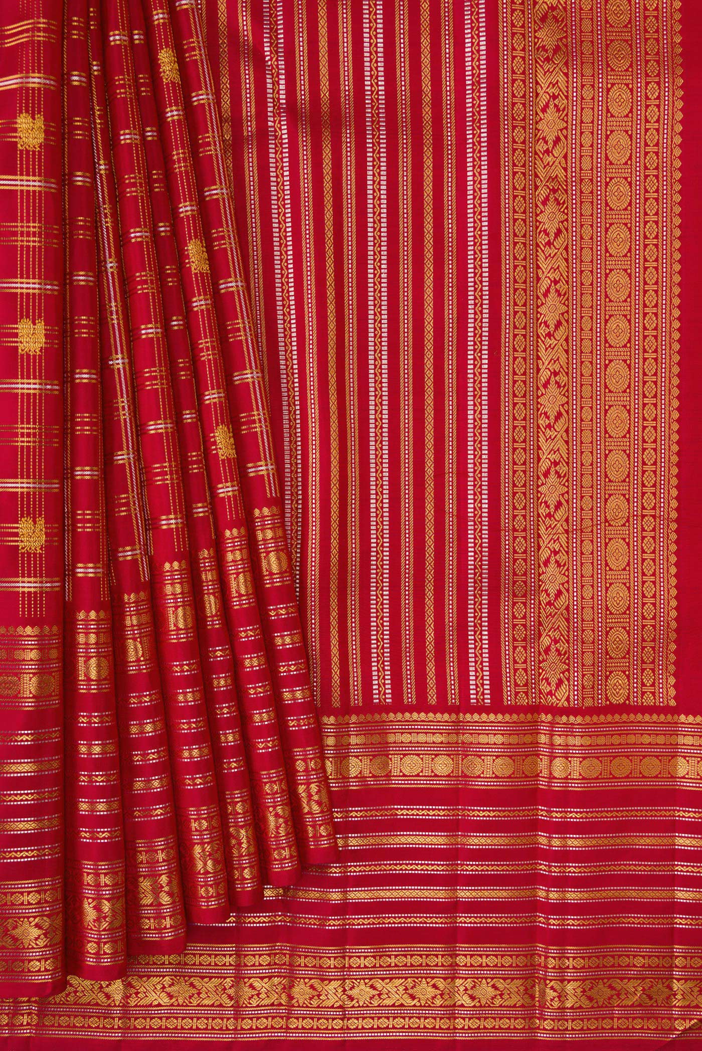 Pleats and pallu of Red Dual Tone Kanjivaram Silk Saree with Checked design on the body and Zari Border. 