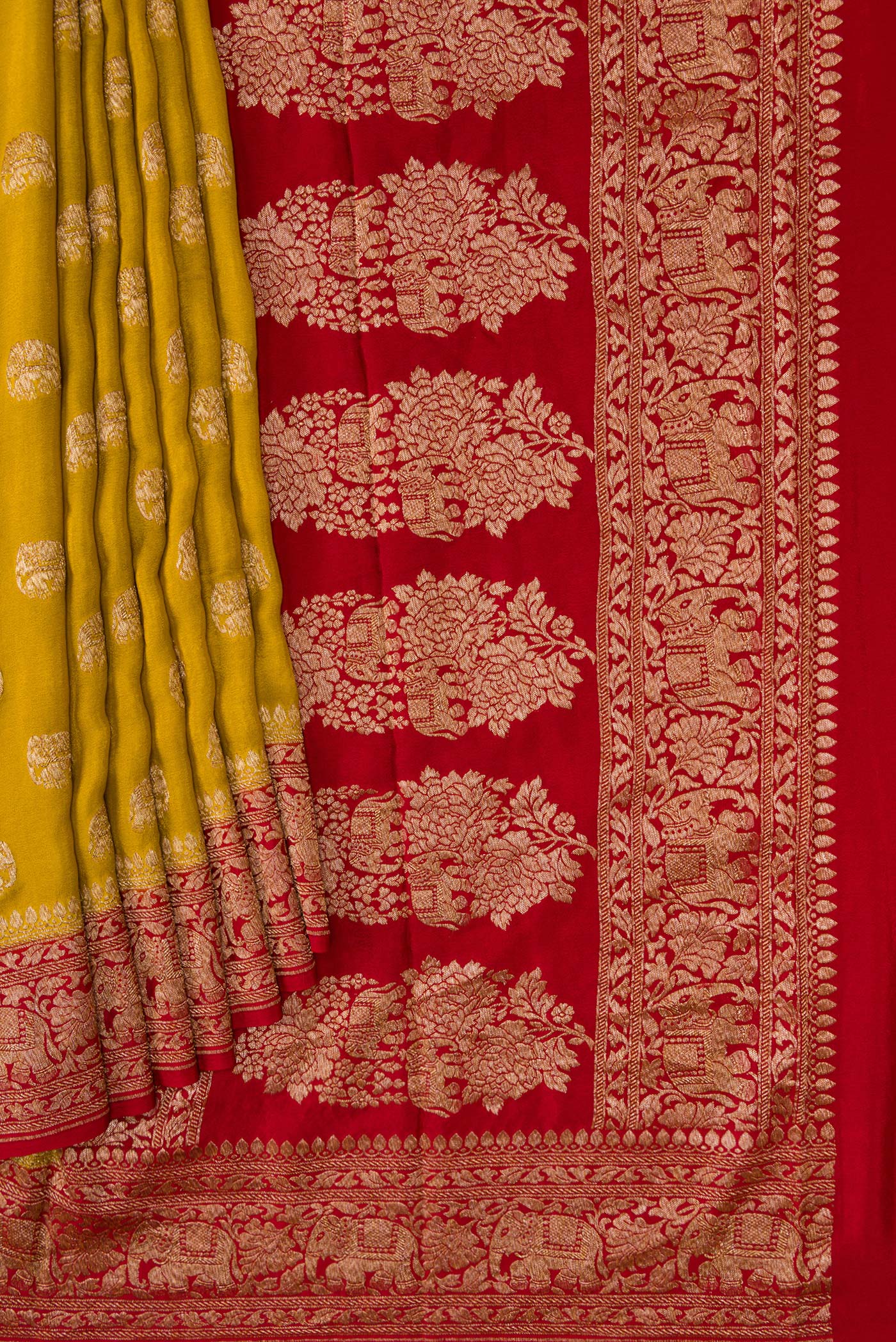 Pleats and pallu of Green Dual Tone Mysore Georgette Saree with Zari Butta on the body and Zari Border. 