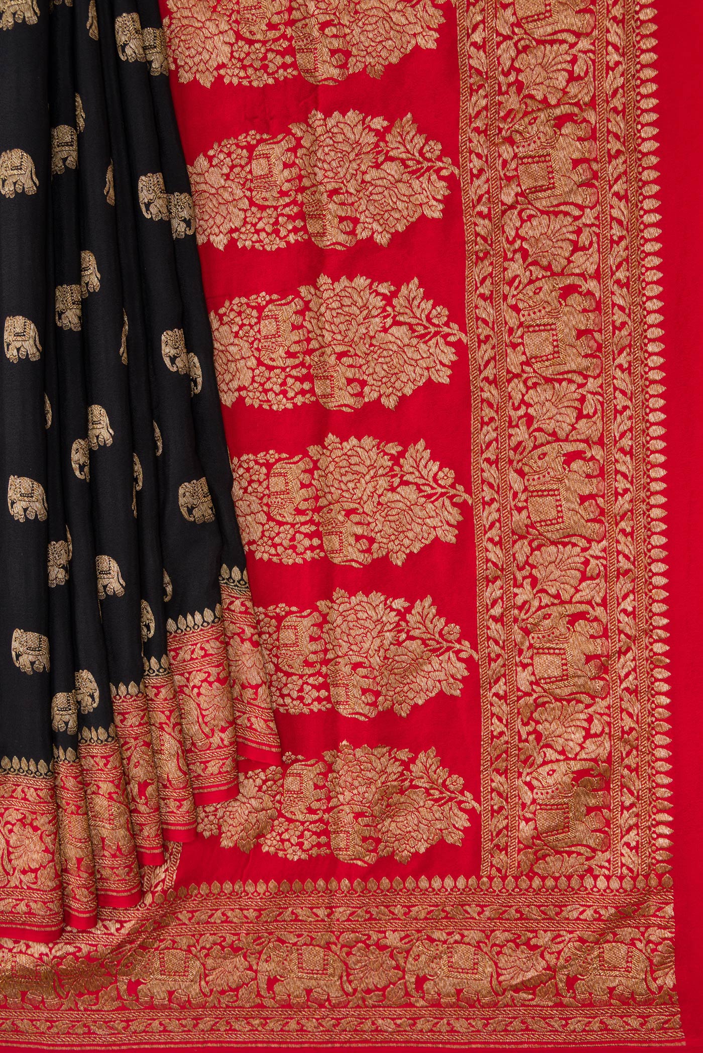 Pleats and pallu of Black Dual Tone Georgette Saree with Zari Butta on the body and Zari Border. 