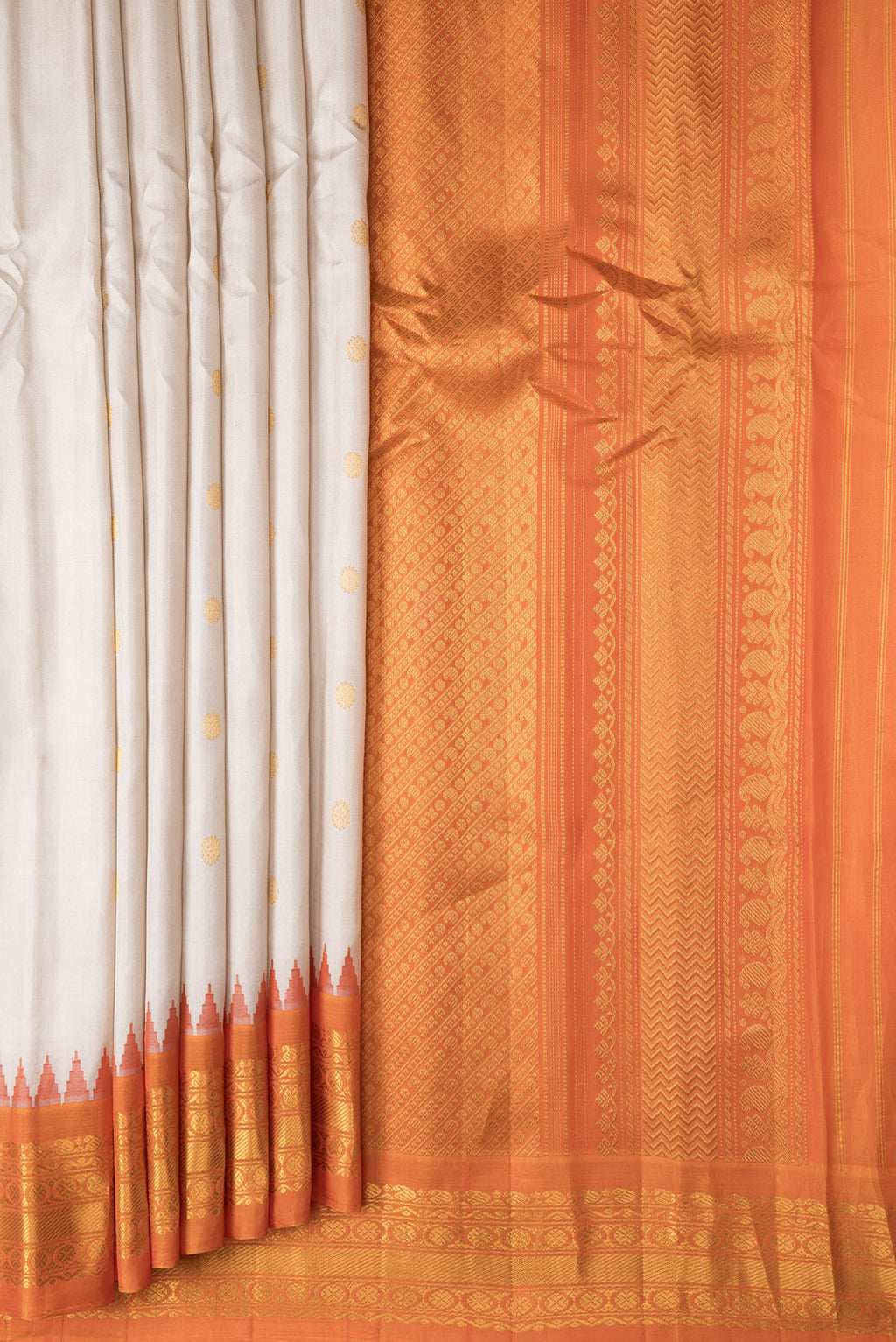Pleats and pallu of Beige Dual Tone Gadwal Silk Saree with Zari Butta on the body and Zari Border. 