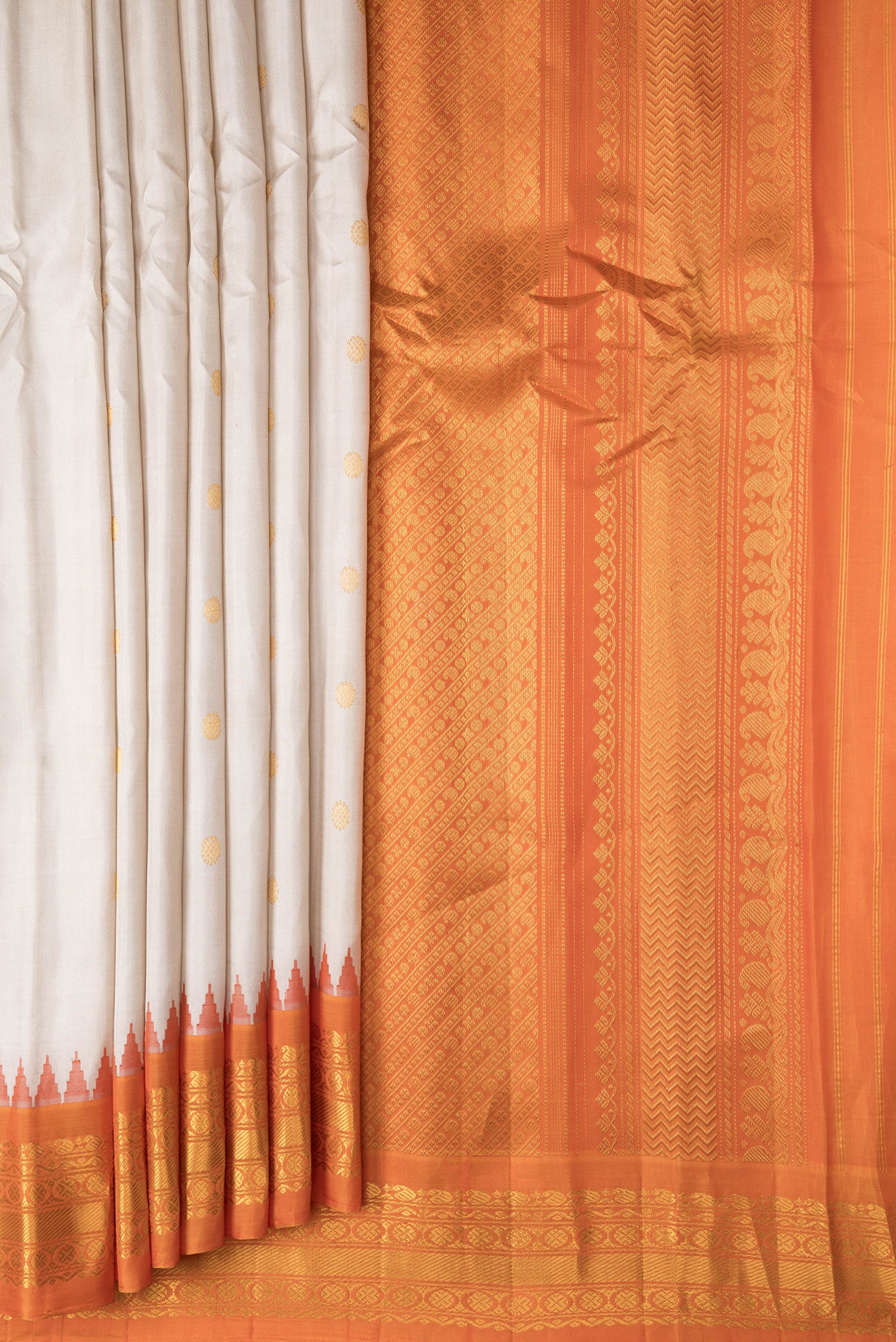 Pleats and pallu of Beige Dual Tone Gadwal Silk Saree with Zari Butta on the body and Zari Border. 