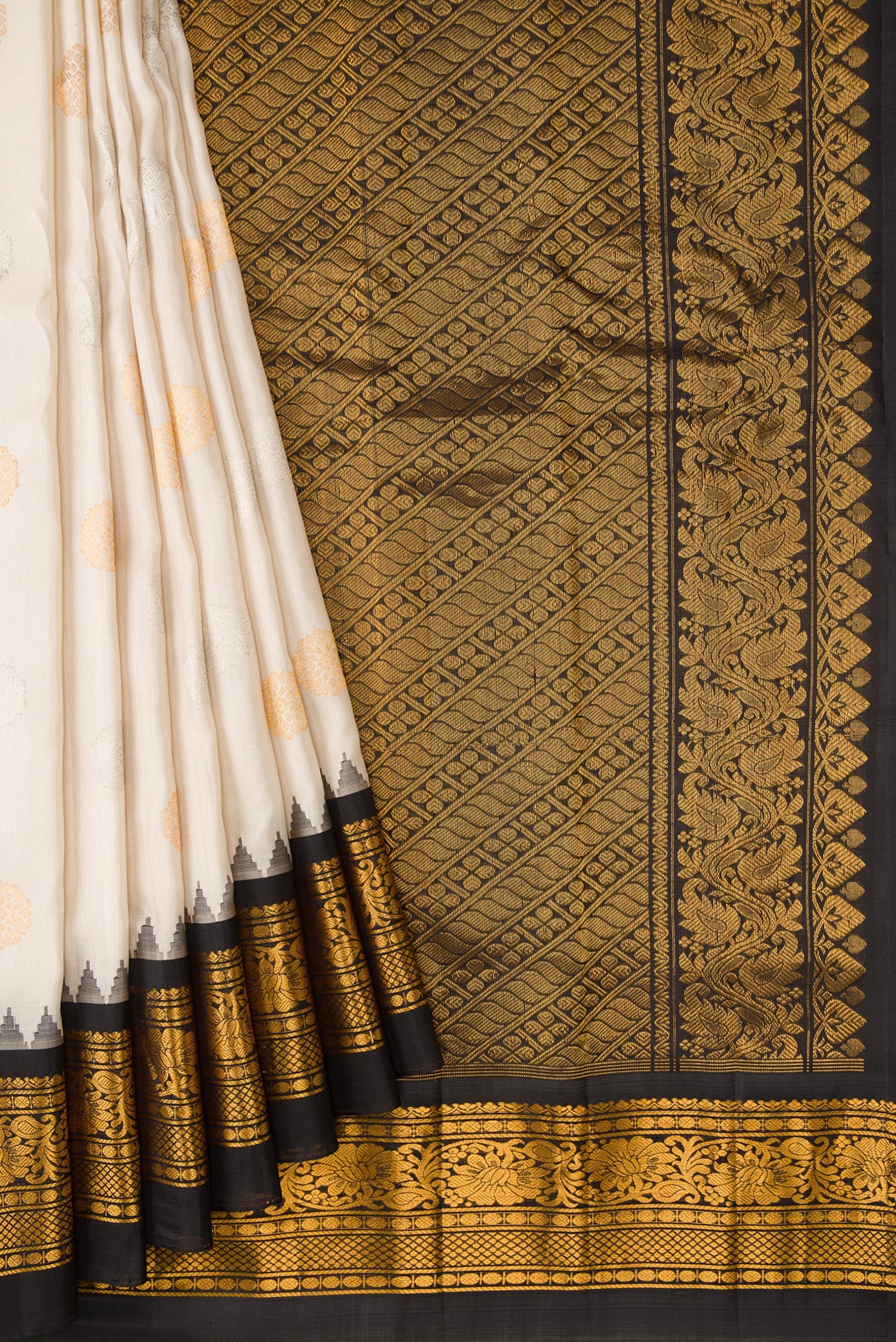 Pleats and pallu of Beige Dual Tone Gadwal Silk Saree with Zari Butta on the body and Zari Border. 