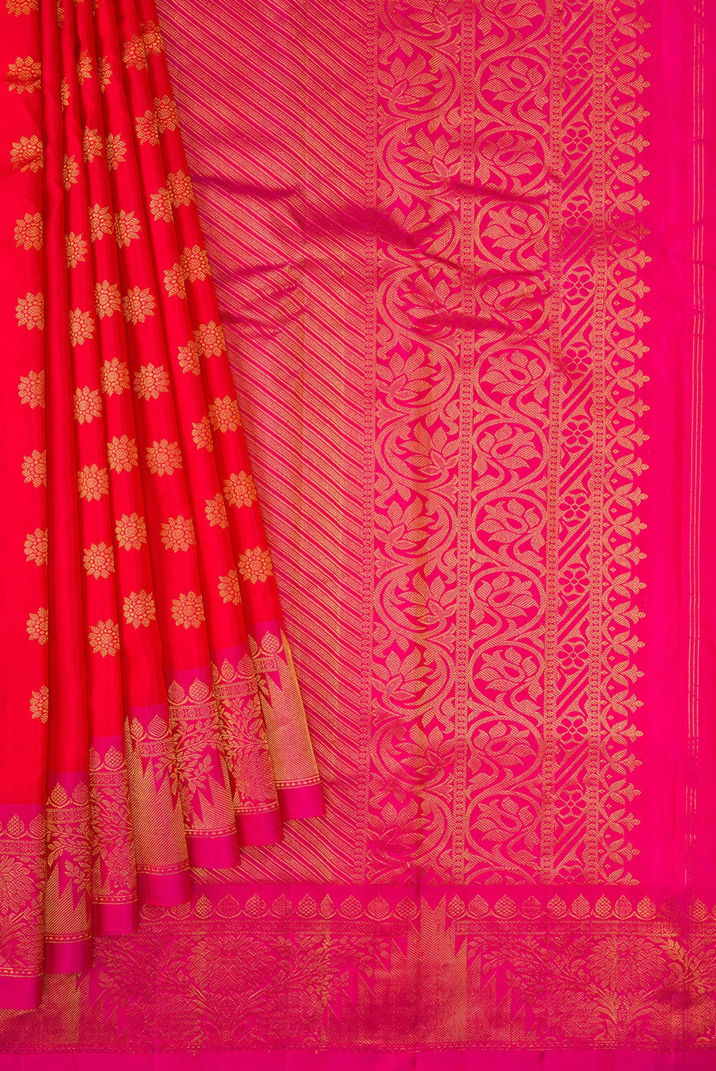 Pleats and pallu of Red Dual Tone Gadwal Silk Saree with Zari Butta on the body and Zari Border. 