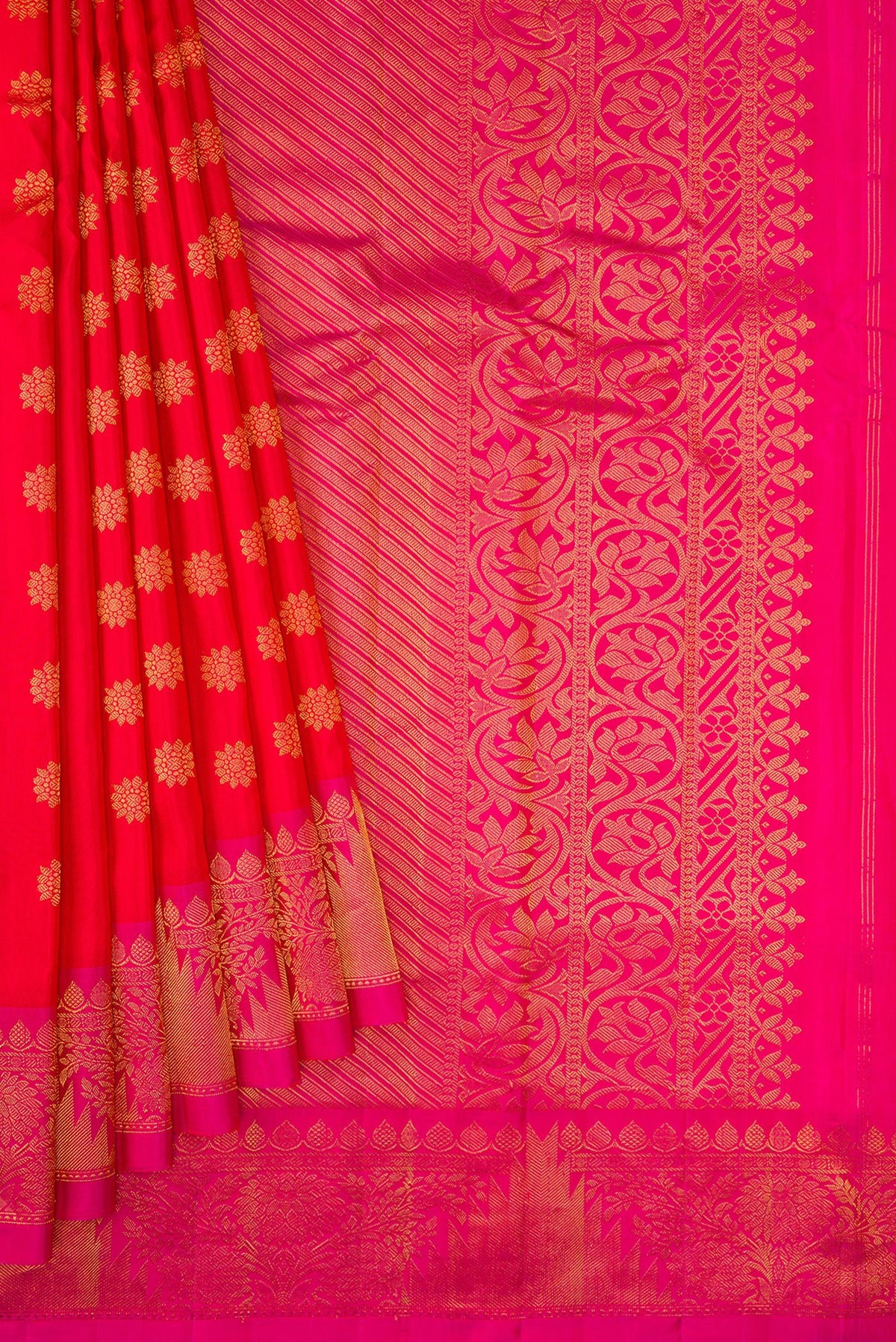Pleats and pallu of Red Dual Tone Gadwal Silk Saree with Zari Butta on the body and Zari Border. 