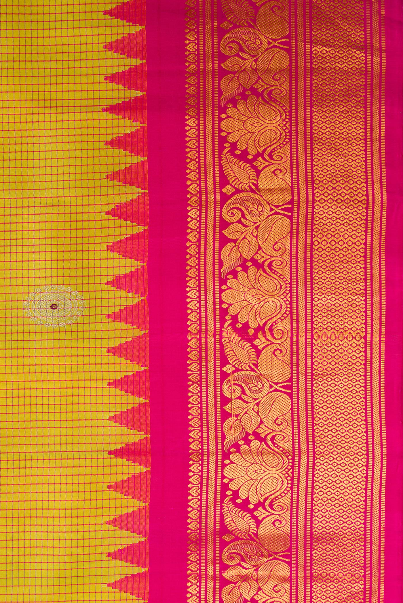 Border image of Mehandi Green Dual Tone Gadwal Silk Saree with Zari And Thread Butta on the body and Zari Border. 