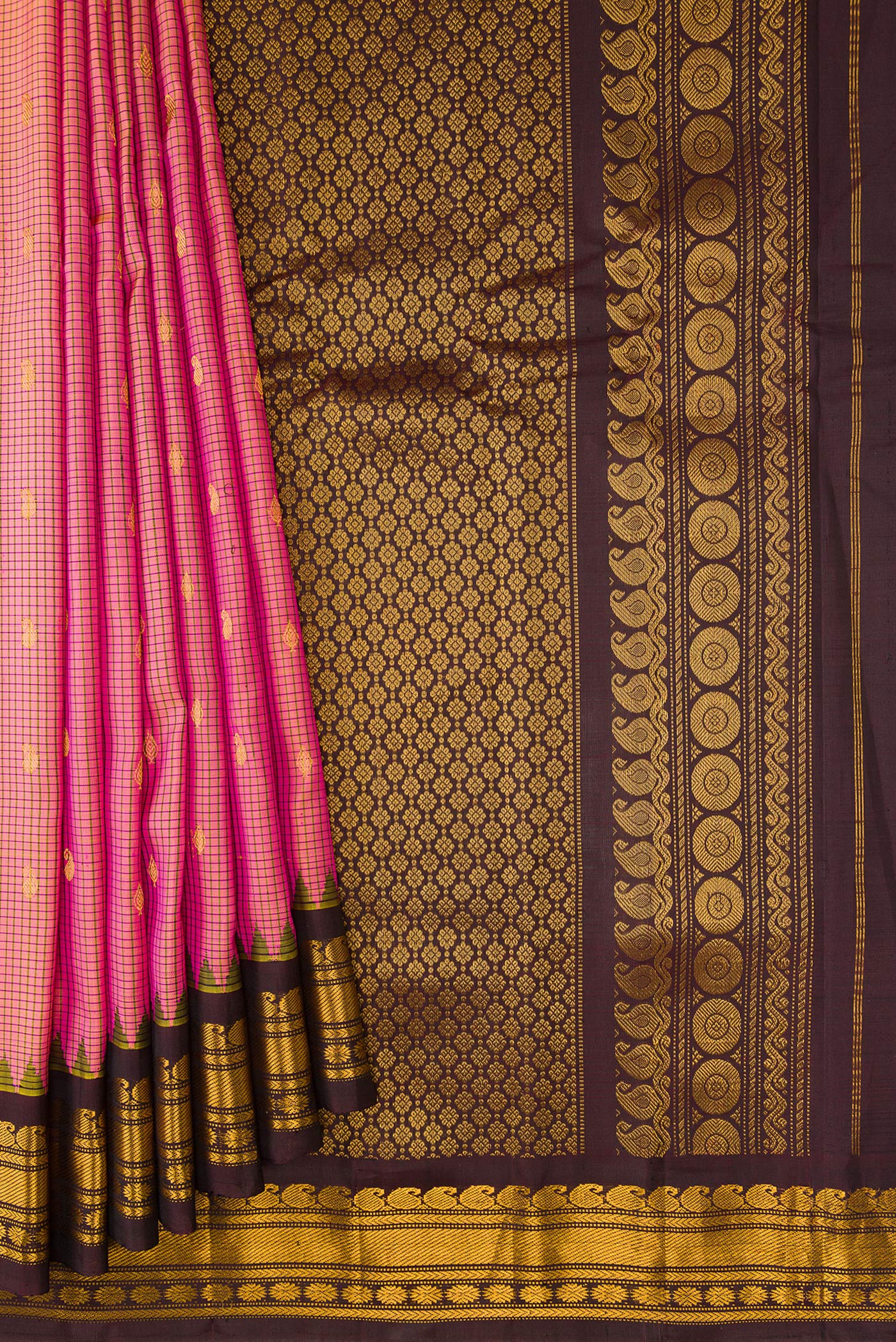 Pleats and pallu of Pink Dual Tone Gadwal Silk Saree with Zari Butta on the body and Zari Border. 