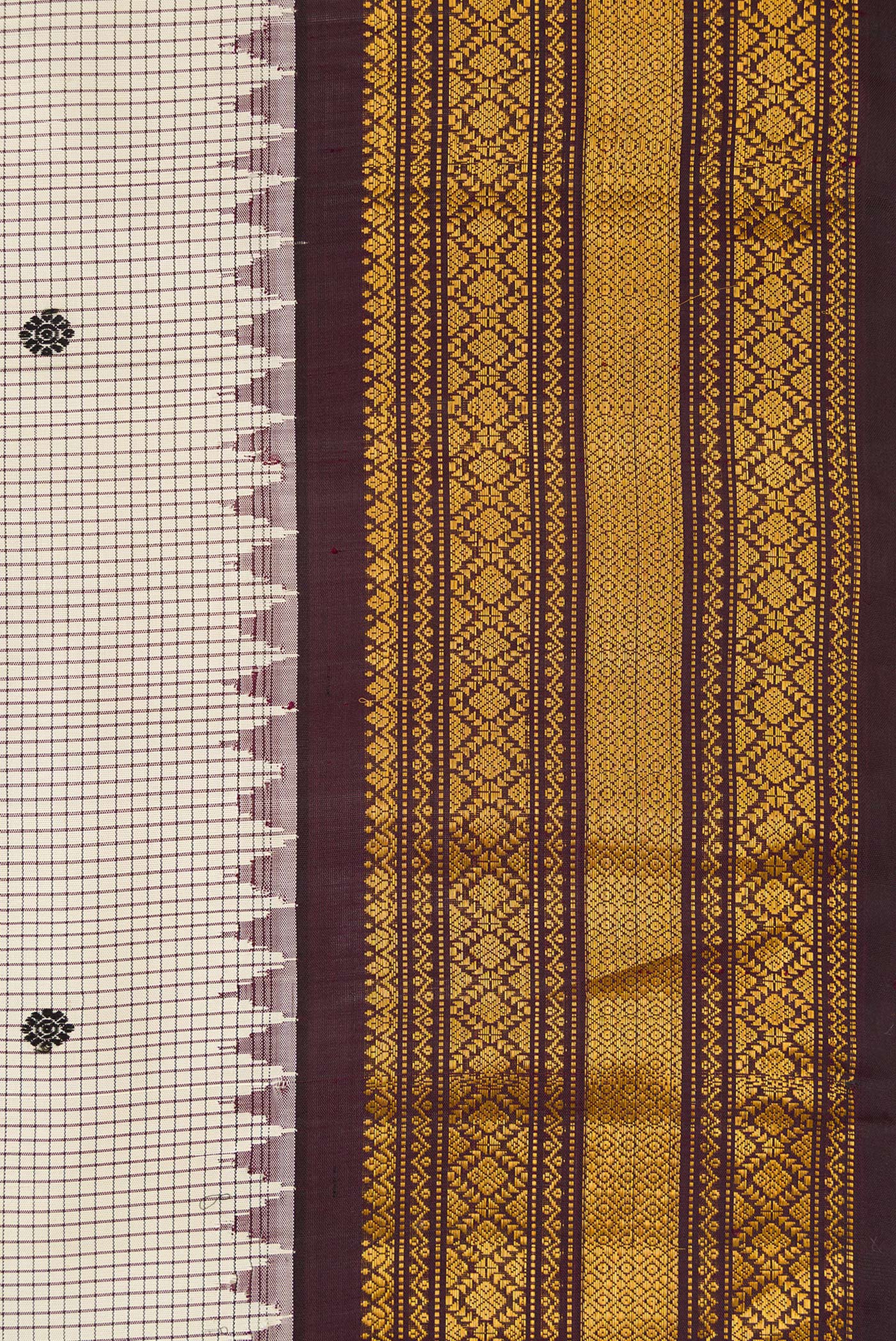 Border image of Grey Dual Tone Gadwal Silk Saree with Zari And Thread Butta on the body and Zari Border. 