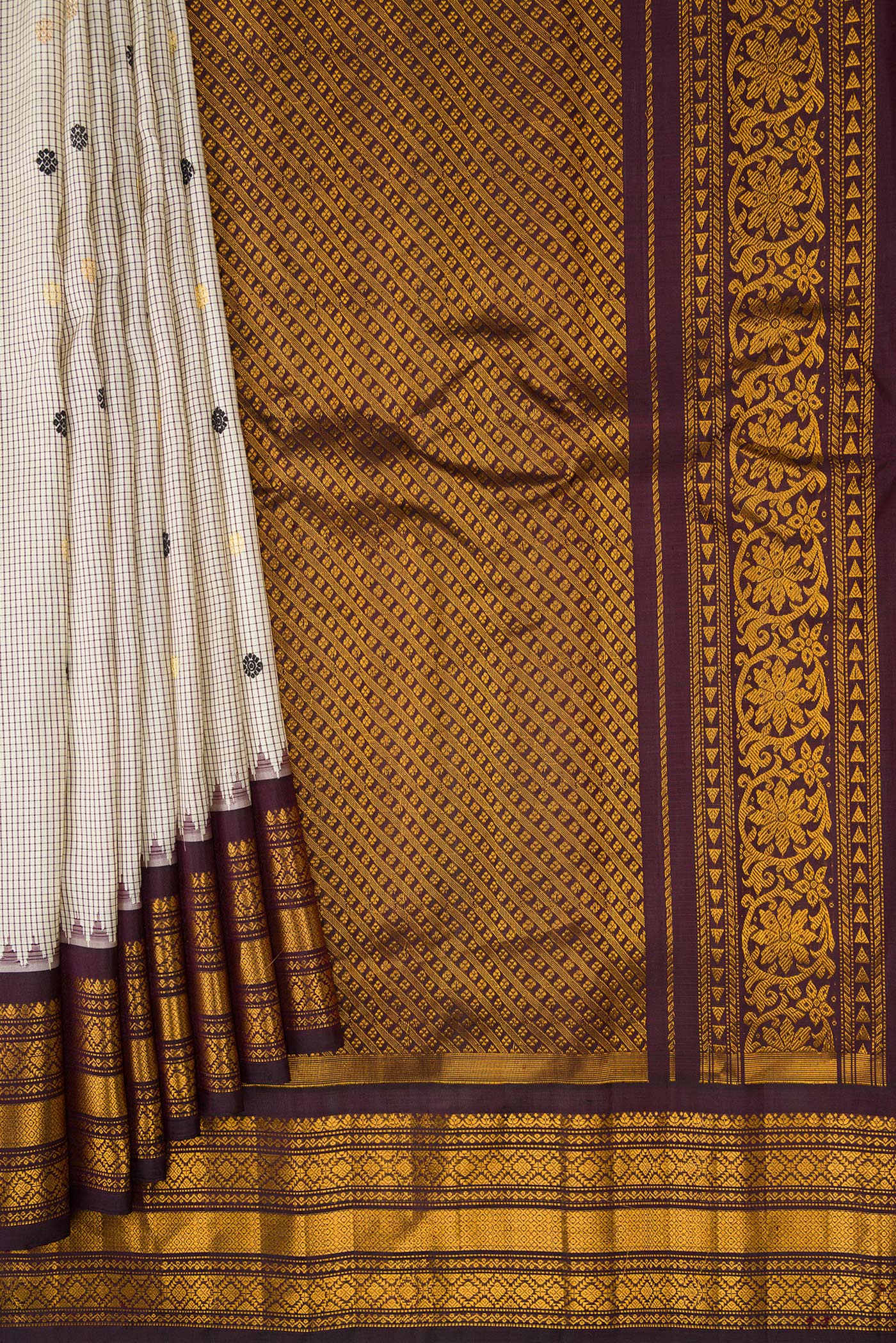 Pleats and pallu of Grey Dual Tone Gadwal Silk Saree with Zari And Thread Butta on the body and Zari Border. 
