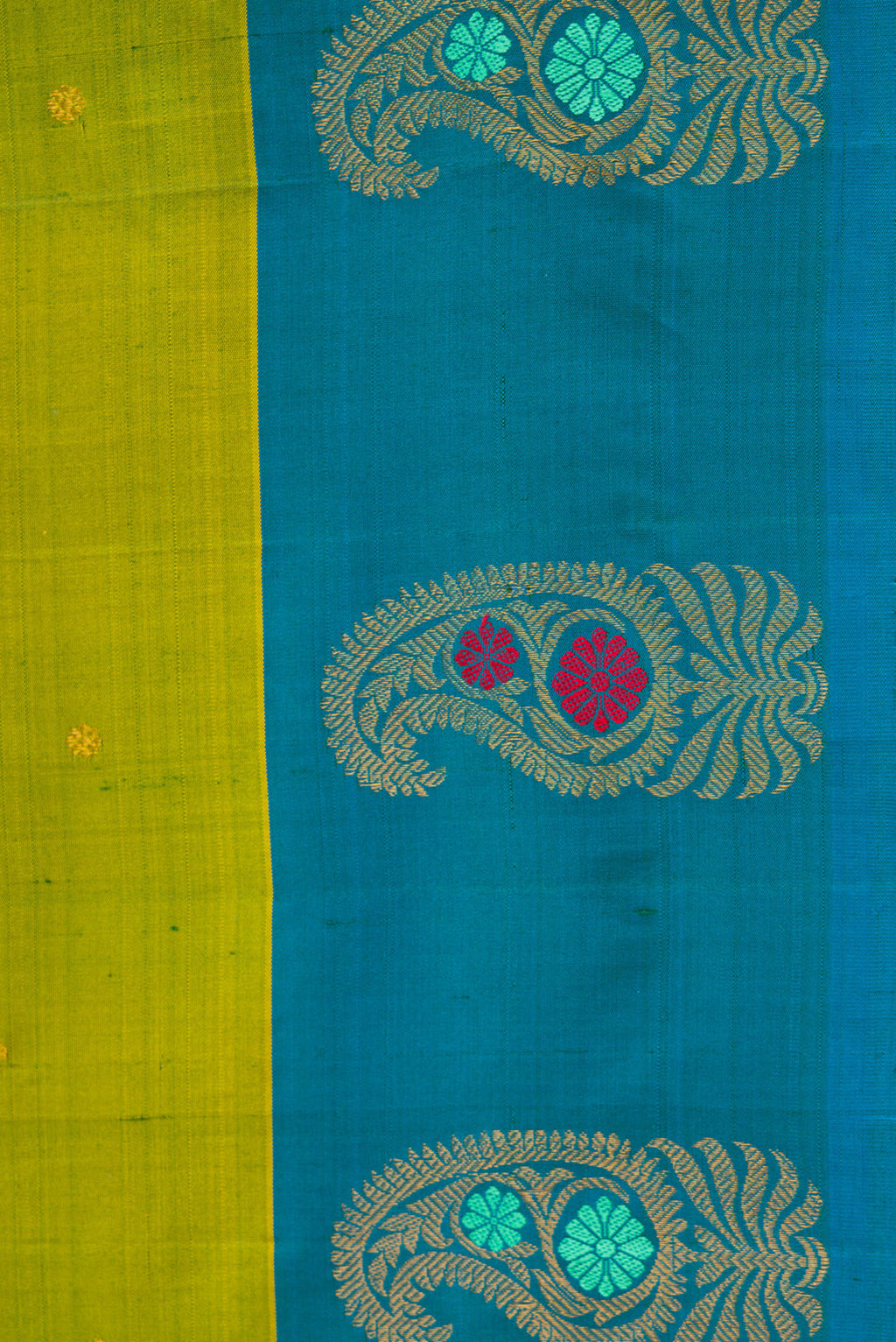 Border image of Green Dual Tone Gadwal Silk Saree with Zari Butta on the body and Fancy Border. 
