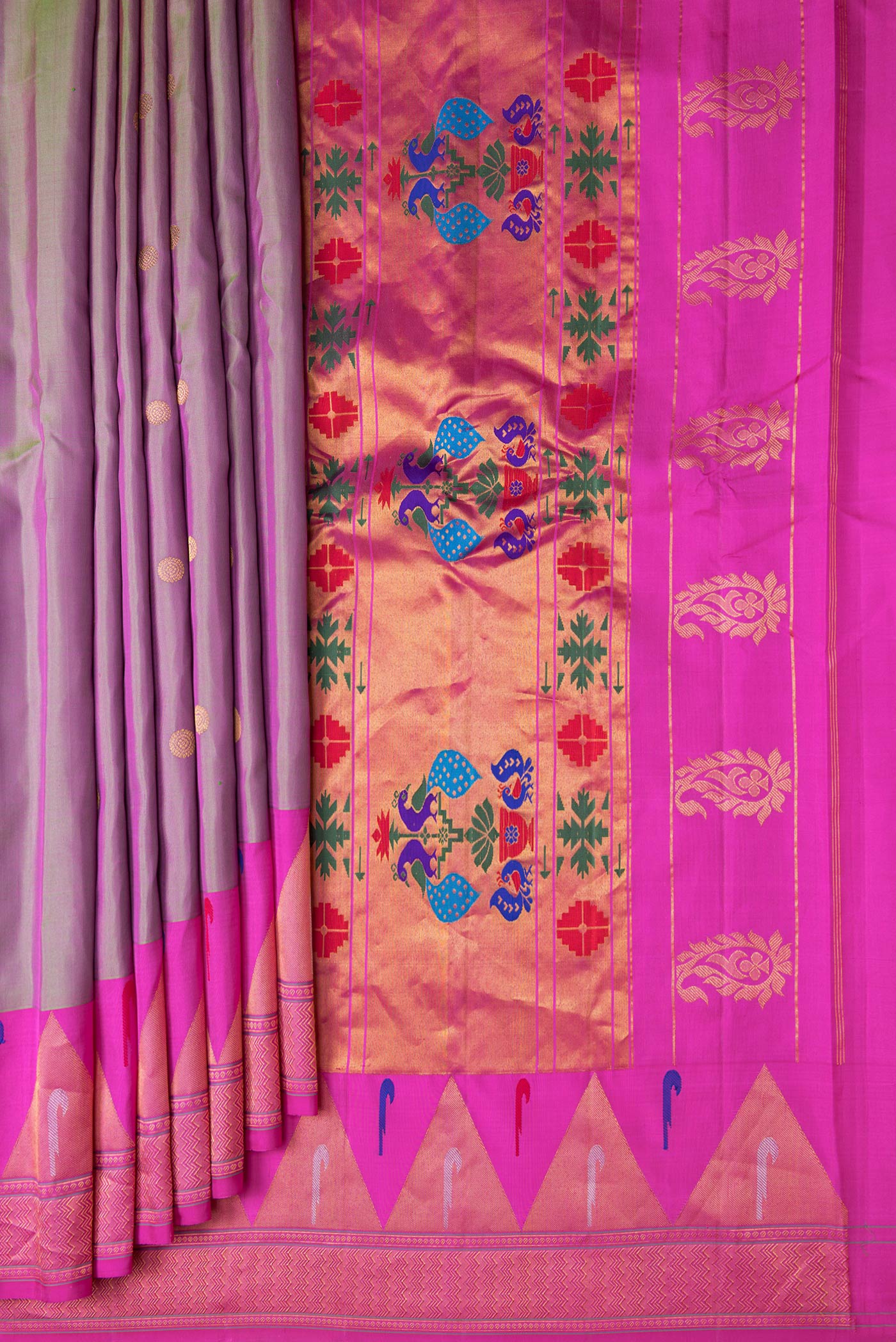 Pleats and pallu of Green Dual Tone Gadwal Silk Saree with Zari Butta on the body and Zari Border. 