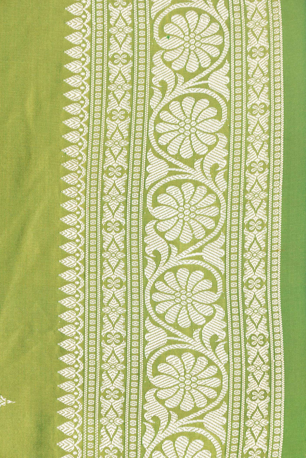 Border image of Parrot Green Dual Tone Banarasi Silk Saree with Thread Butta on the body and Thread Border. 
