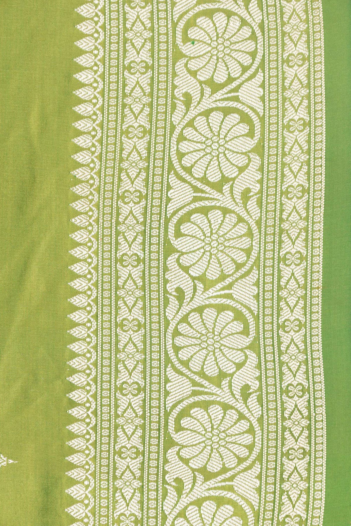 Border image of Parrot Green Dual Tone Banarasi Silk Saree with Thread Butta on the body and Thread Border. 