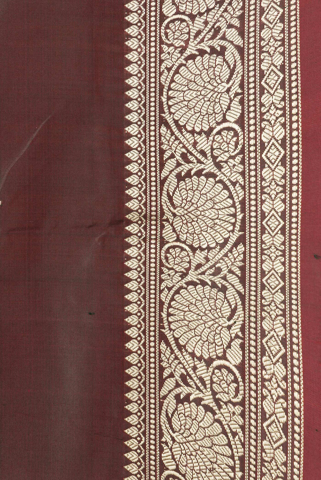 Border image of Green Dual Tone Banarasi Silk Saree with Thread Butta on the body and Thread Border. 
