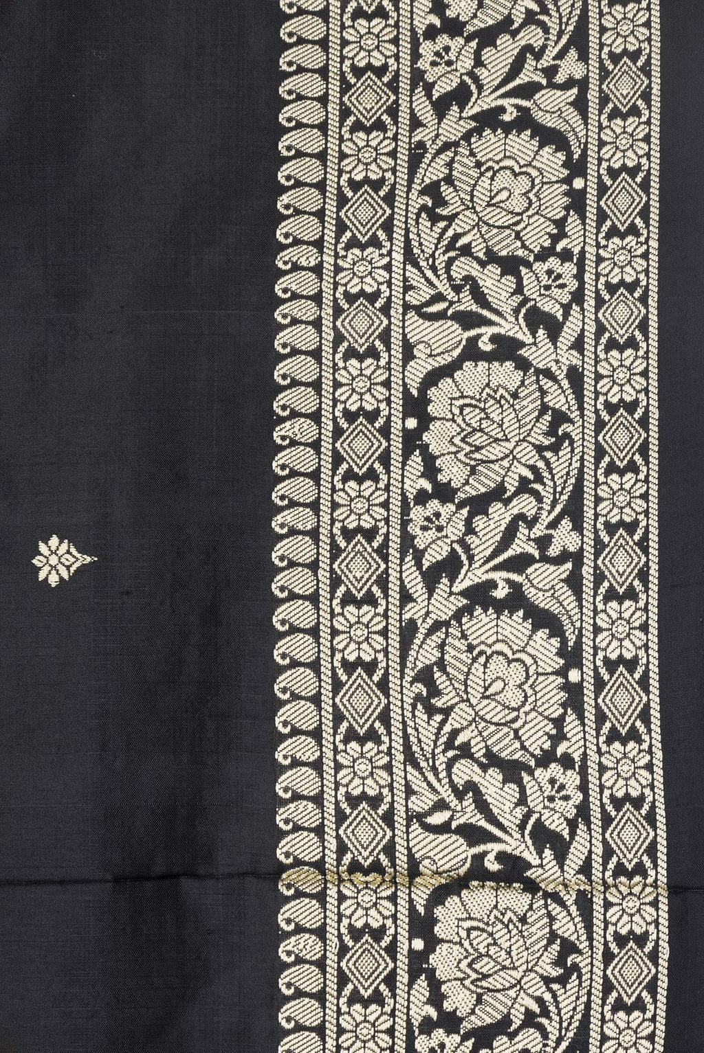Border image of Black Dual Tone Banarasi Silk Saree with Thread Butta on the body and Thread Border. 