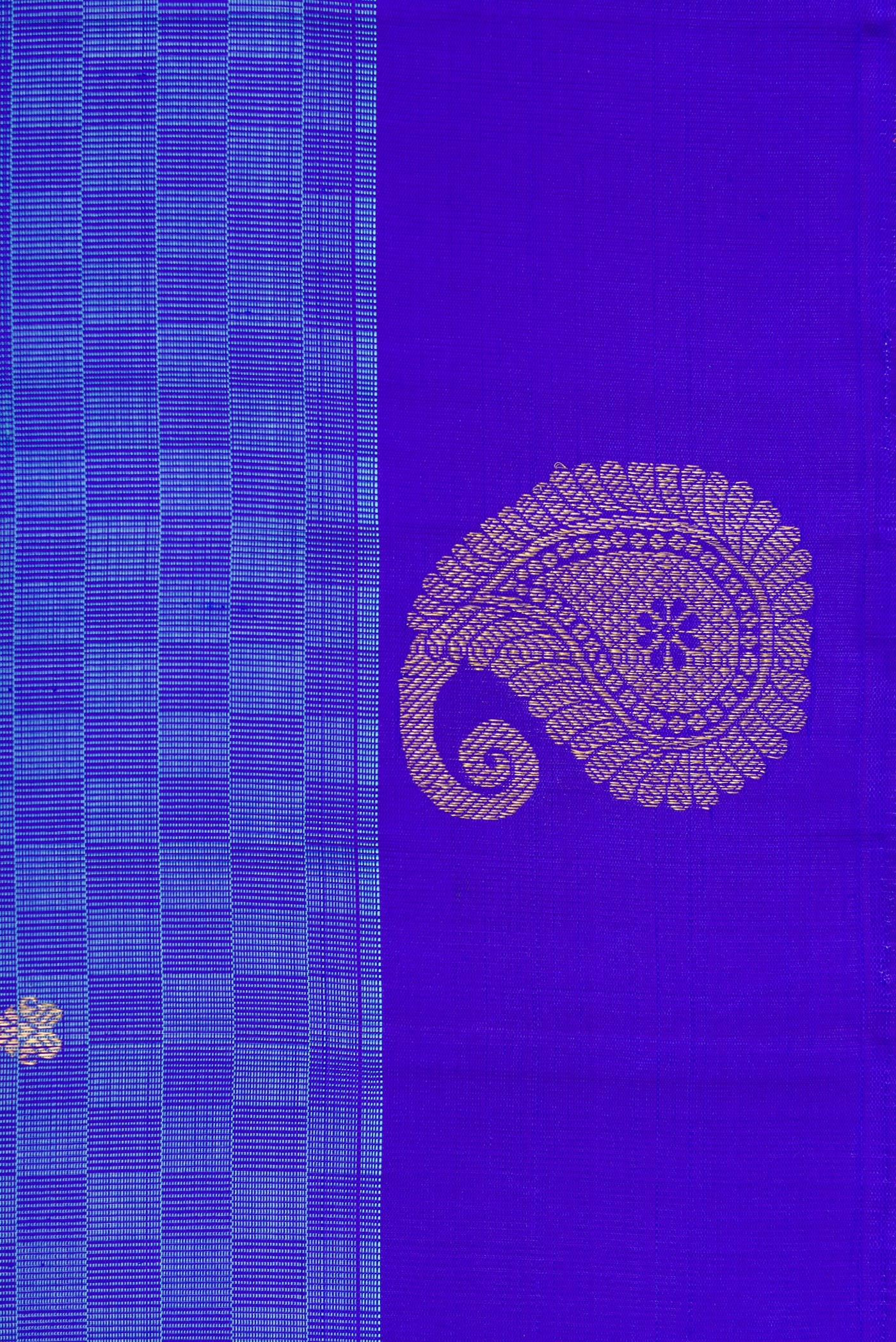 Border image of Pure Silk Pure Zari Light Blue Dual Tone Kanchipuram Saree with Zari Butta on the body and Fancy Border. 