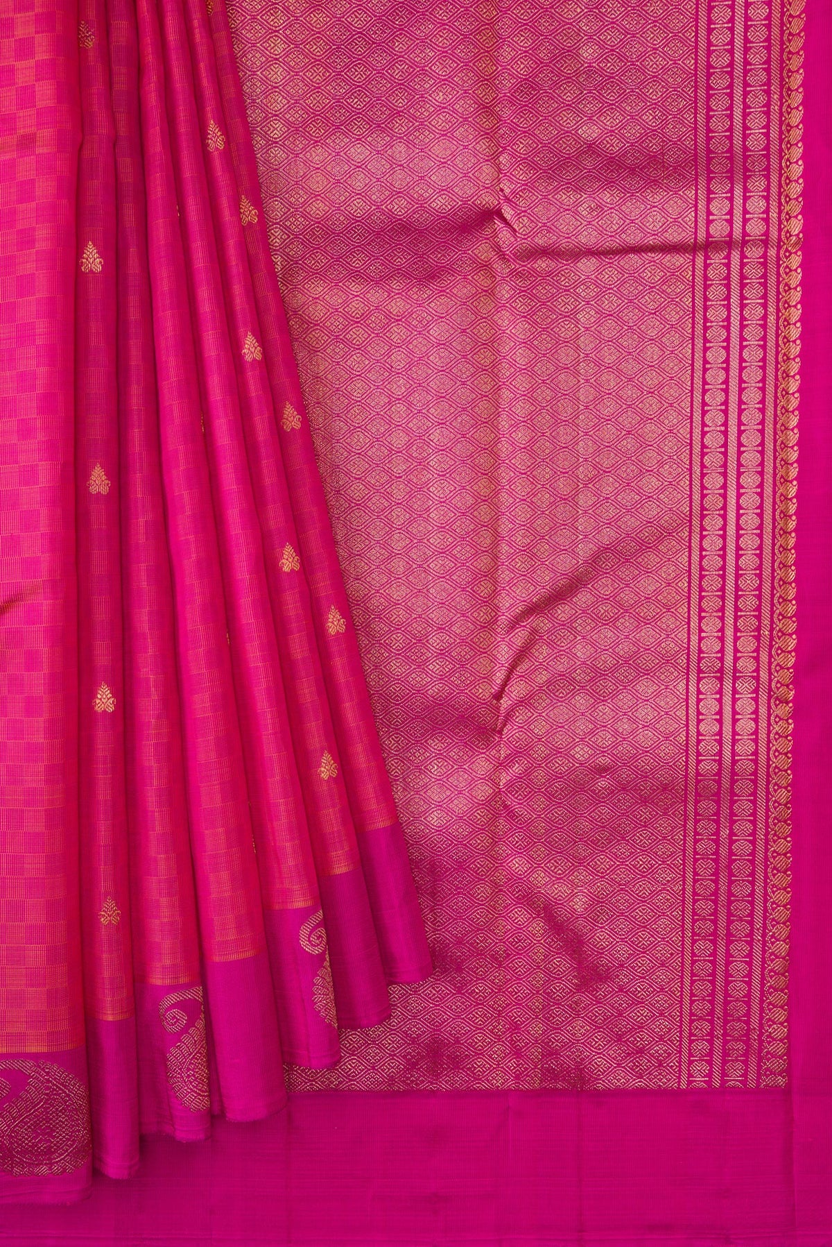 Pleats and pallu of Pure Silk Pure Zari Peach Dual Tone Kanchipuram Saree with Zari Butta on the body and Fancy Border. 