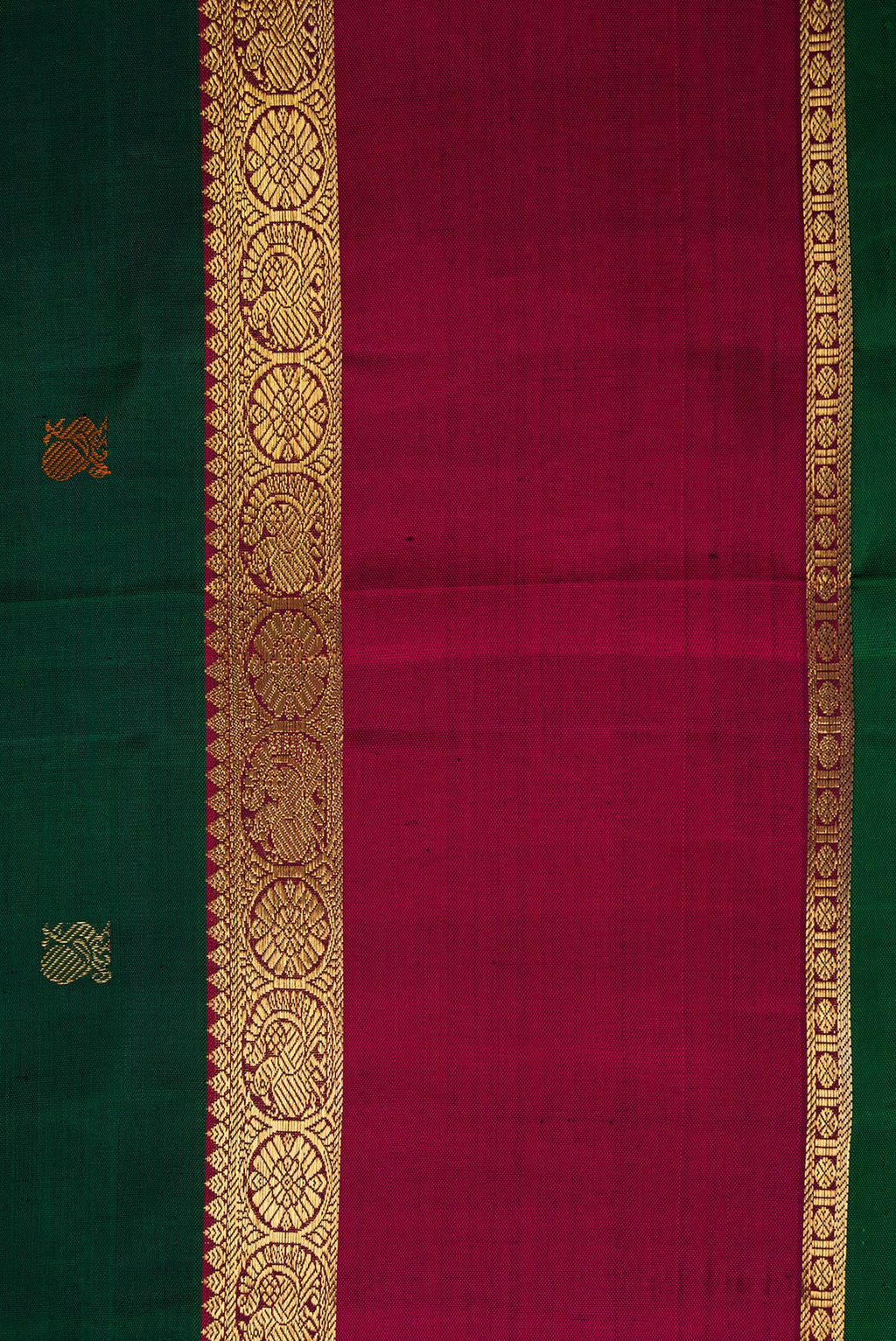 Border image of Pure Silk Pure Zari Bottle Green Dual Tone Kanchipuram Saree with Zari And Thread Butta on the body and Zari Border. 