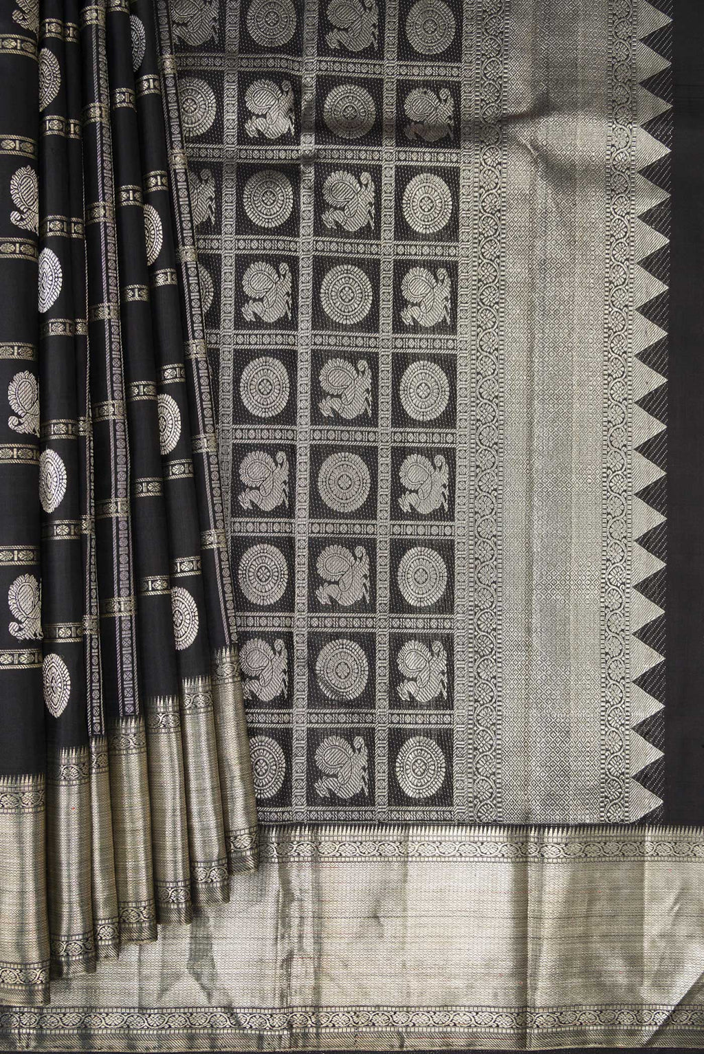 Pleats and pallu of Beige and Off White Dual Tone Kanchipuram Silk Saree with Checked design on the body and Zari Border. 