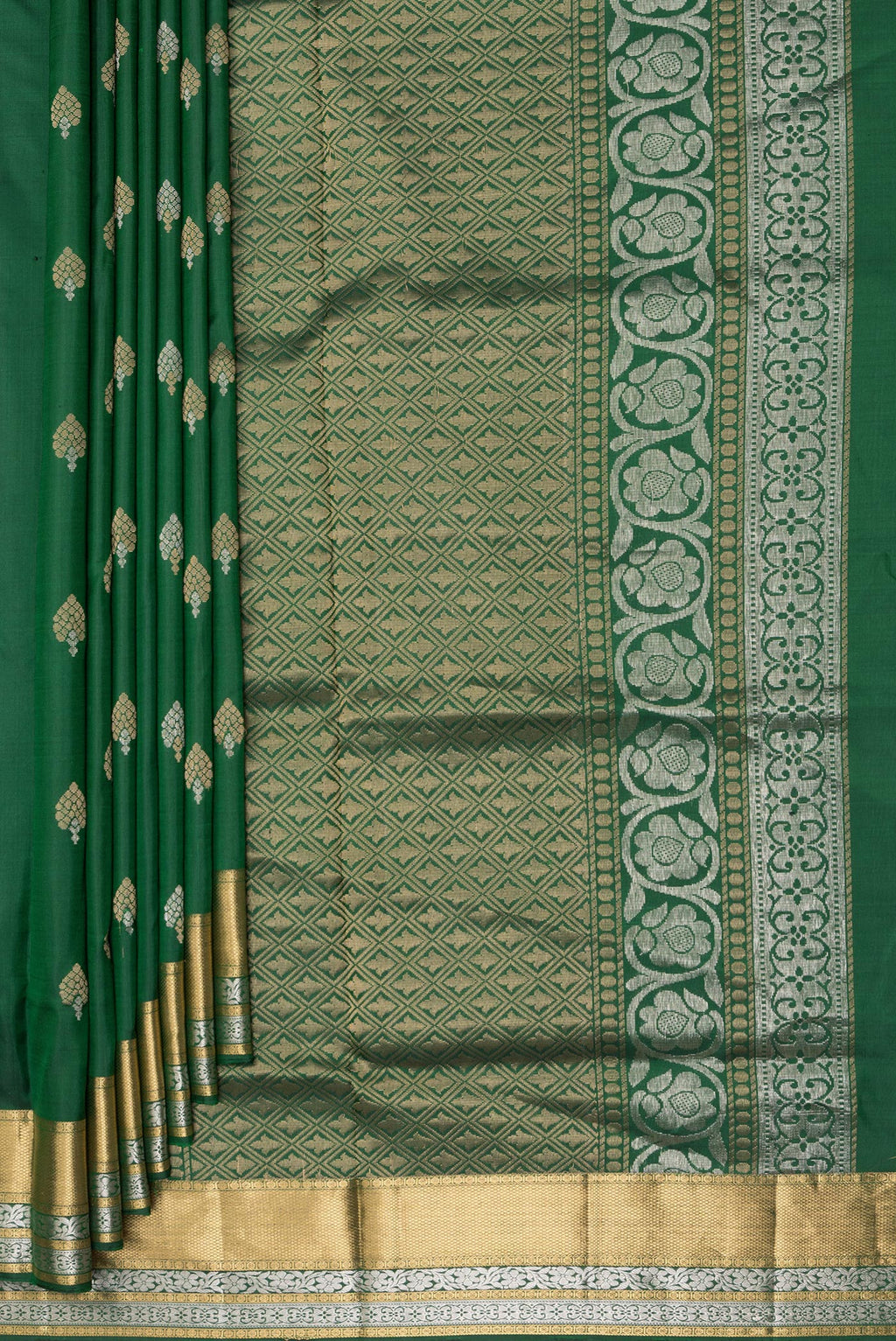 Pleats and pallu of Pure Silk Bottle Green Dual Tone Soft Saree with Zari Butta on the body and Zari Border. 