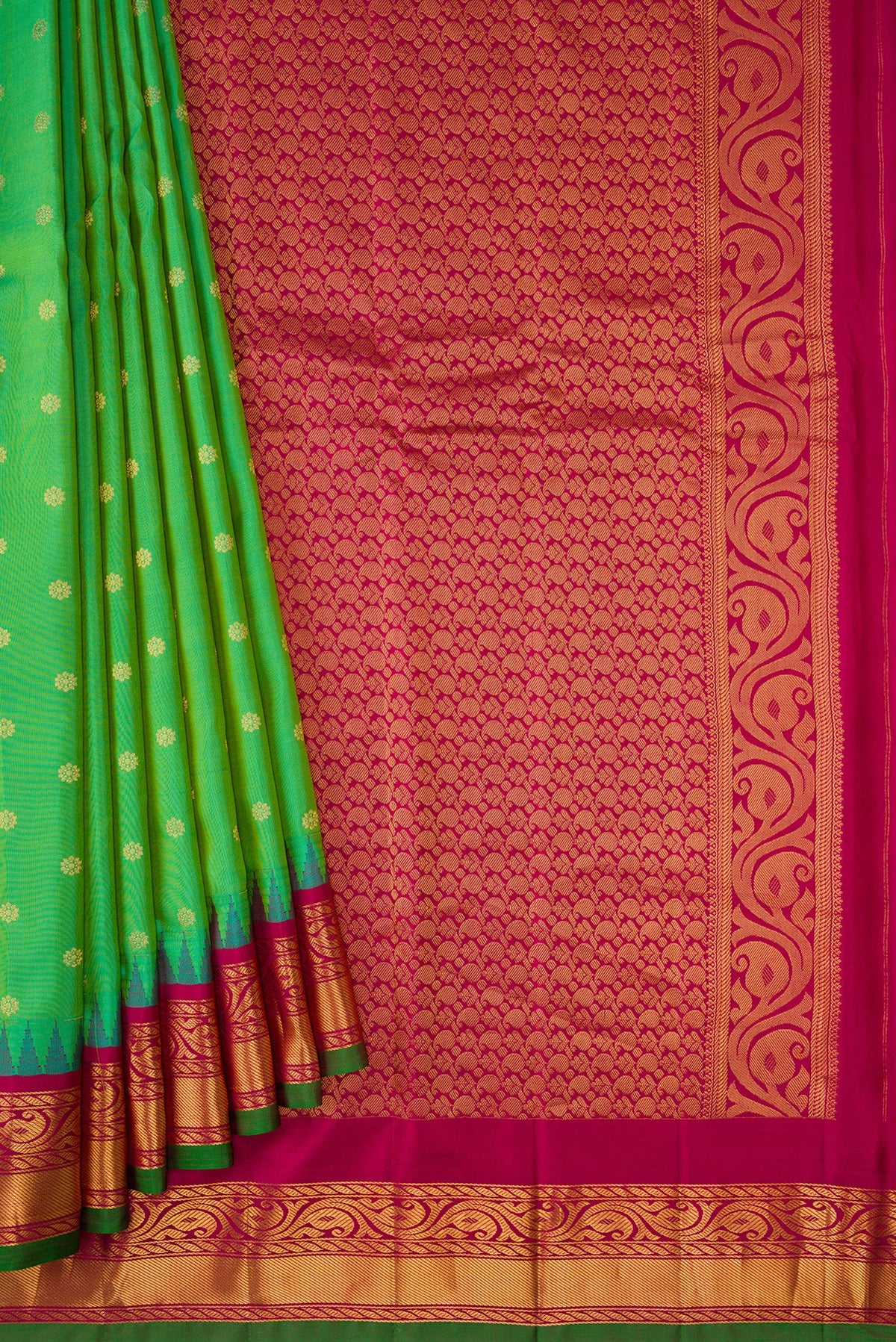 Pleats and pallu of Green Dual Tone Gadwal Silk Saree with Zari Butta on the body and Zari Border. 