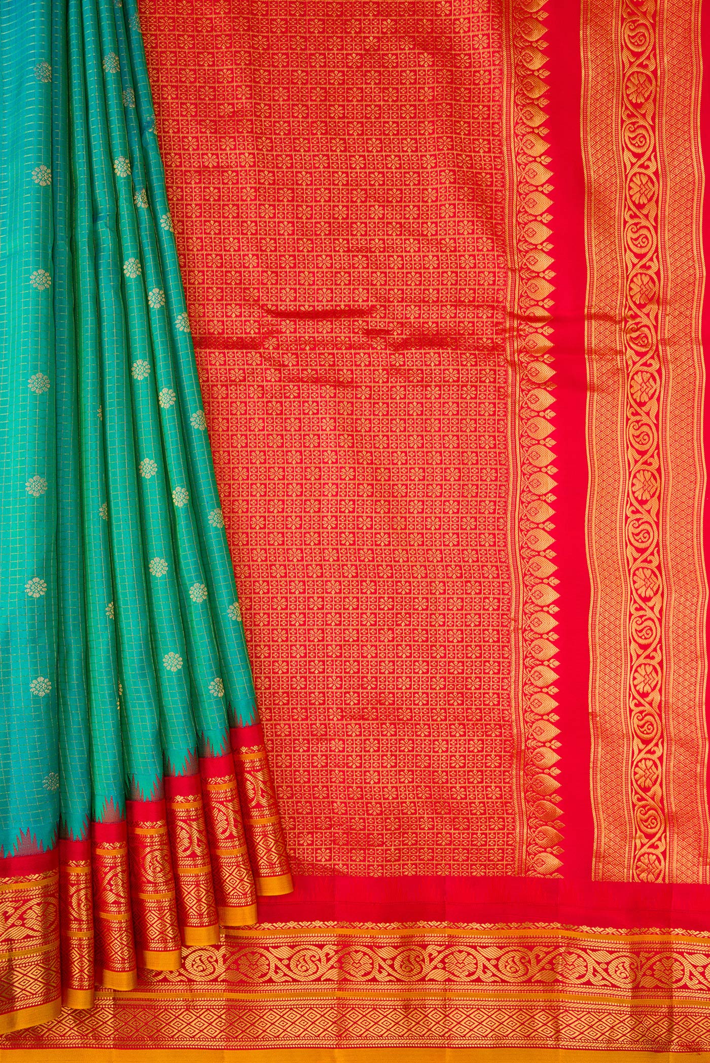 Pleats and pallu of Green Dual Tone Gadwal Silk Saree with Checked design on the body and Zari Border. 