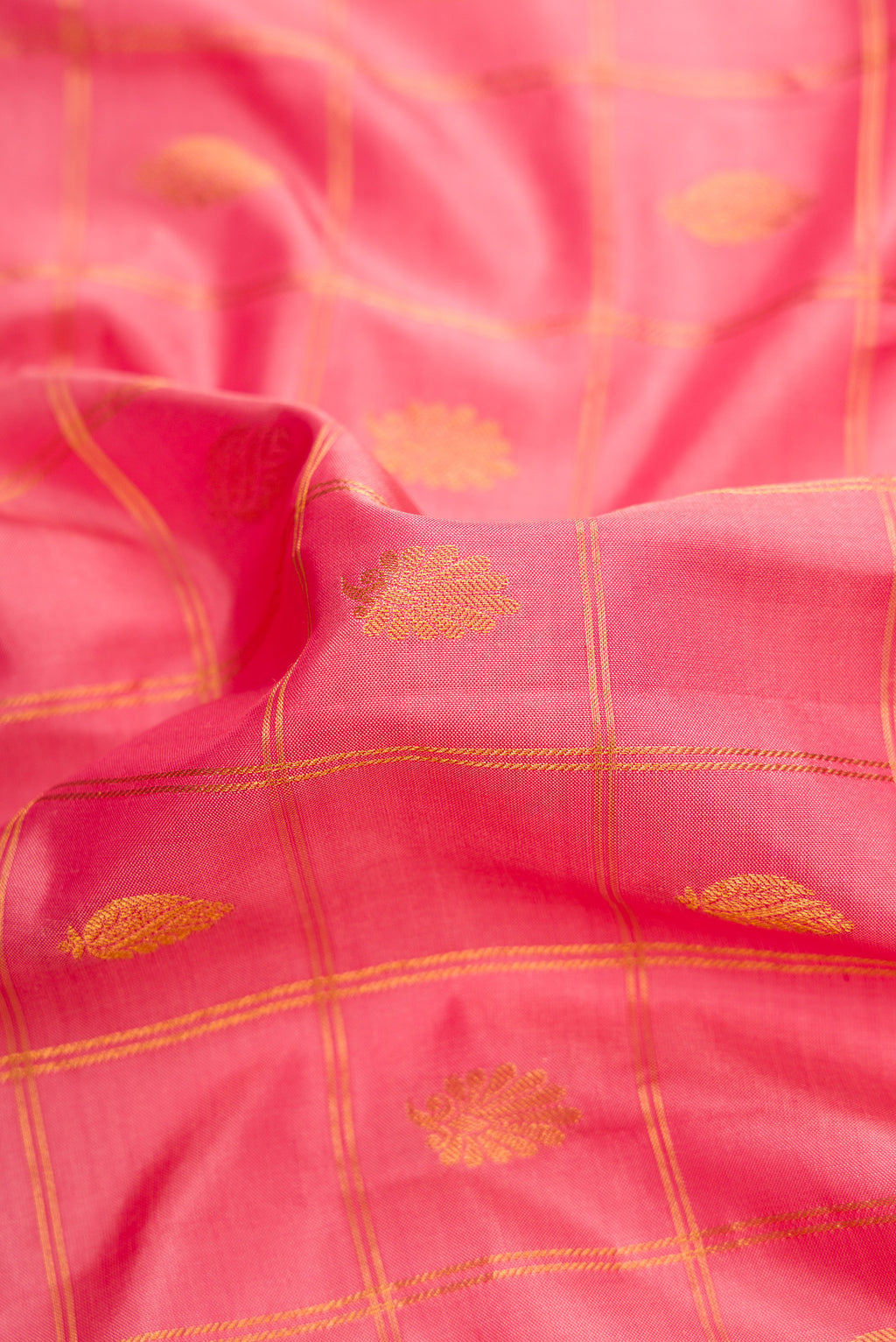 Close up of Rose Gold Dual Tone Gadwal Silk Saree with Checked design on the body and Zari Border.  displaying folds