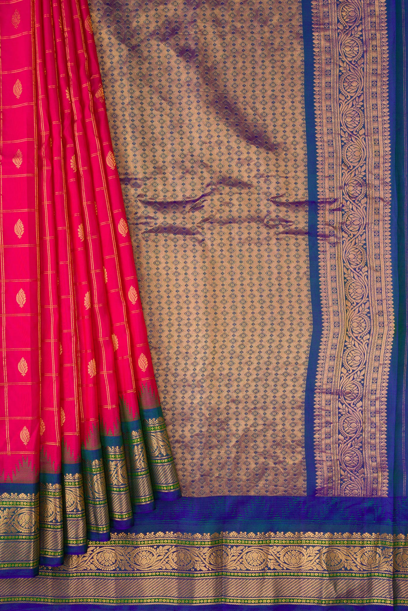 Pleats and pallu of Dark Pink Dual Tone Gadwal Silk Saree with Checked design on the body and Zari Border. 