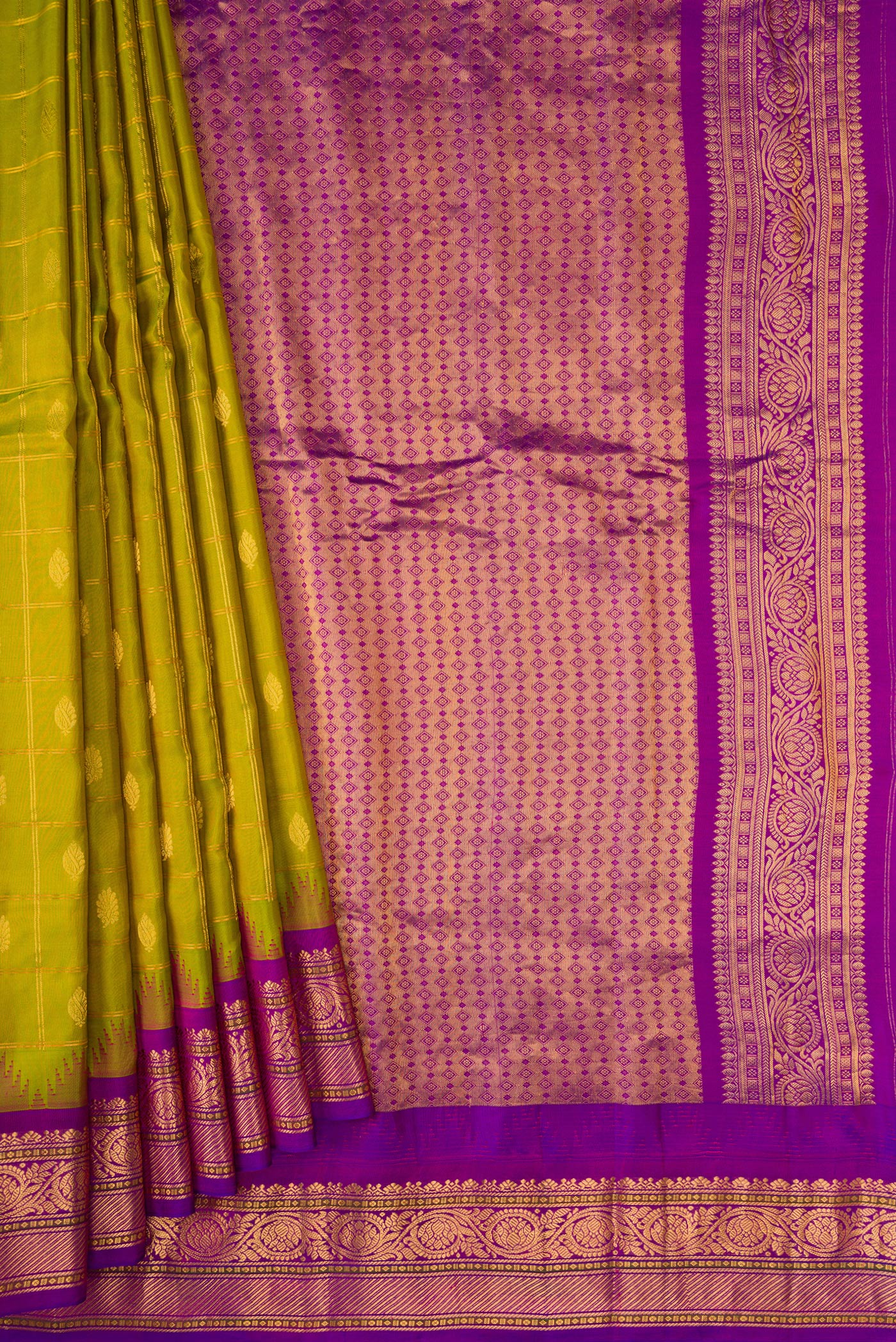 Pleats and pallu of Parrot Green Dual Tone Gadwal Silk Saree with Checked design on the body and Zari Border. 