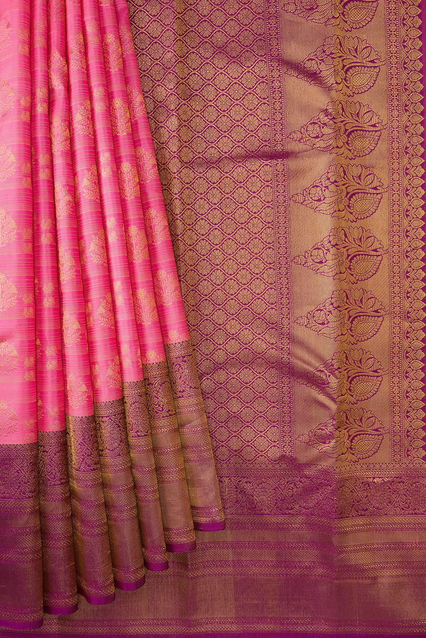 Pleats and pallu of Pink Dual Tone Kanchipuram Silk Saree with Zari Brocade on the body and Zari Border. 