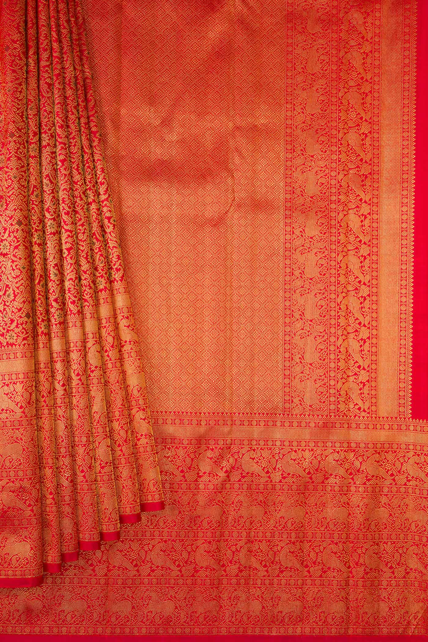 Pleats and pallu of Red Dual Tone Kanchipuram Silk Saree with Zari Brocade on the body and Zari Border. 