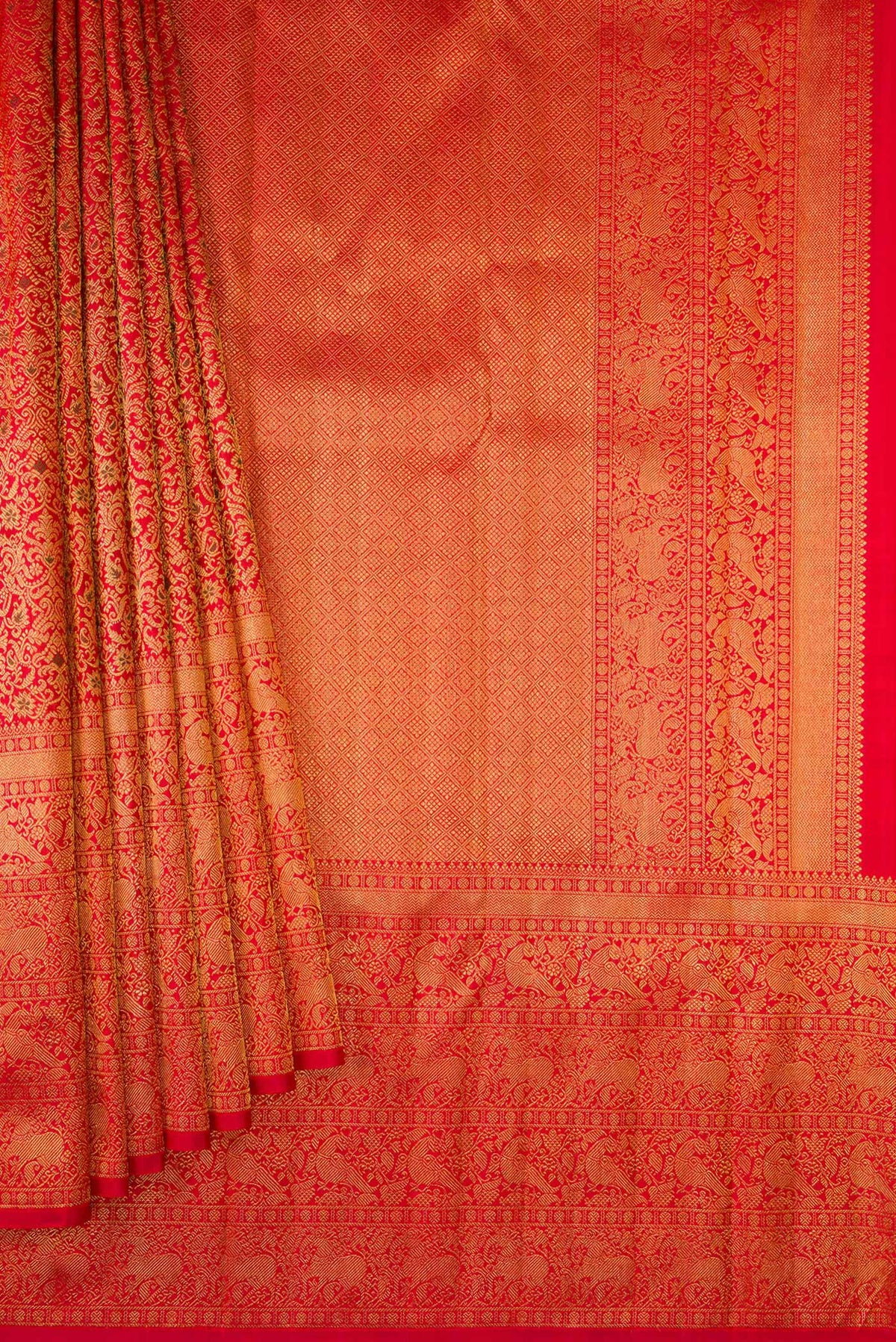 Pleats and pallu of Red Dual Tone Kanchipuram Silk Saree with Zari Brocade on the body and Zari Border. 