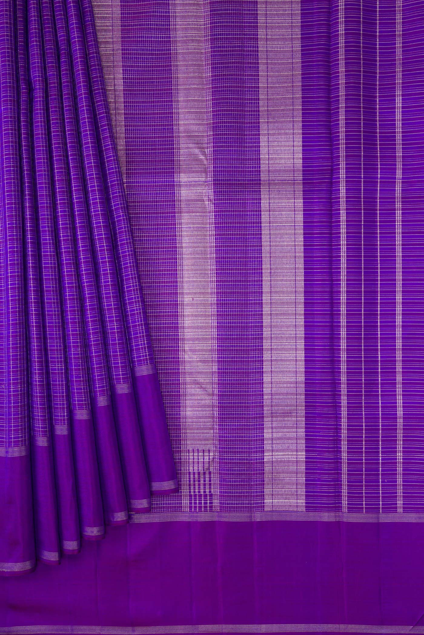 Pleats and pallu of Royal Blue Dual Tone Kanchipuram Silk Saree with Checked design on the body and Zari Border. 