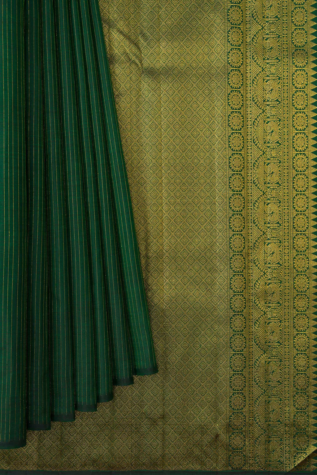 Pleats and pallu of Green Dual Tone Kanjivaram Silk Saree with Stripes on the body and Without Border. 