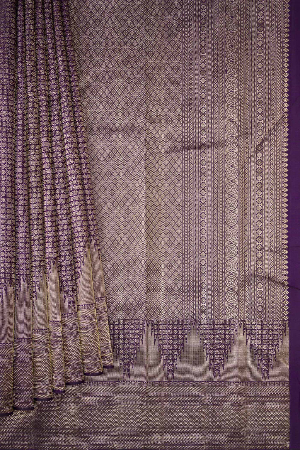 Pleats and pallu of Violet Dual Tone Kanchipuram Silk Saree with Zari Brocade on the body and Zari Border. 