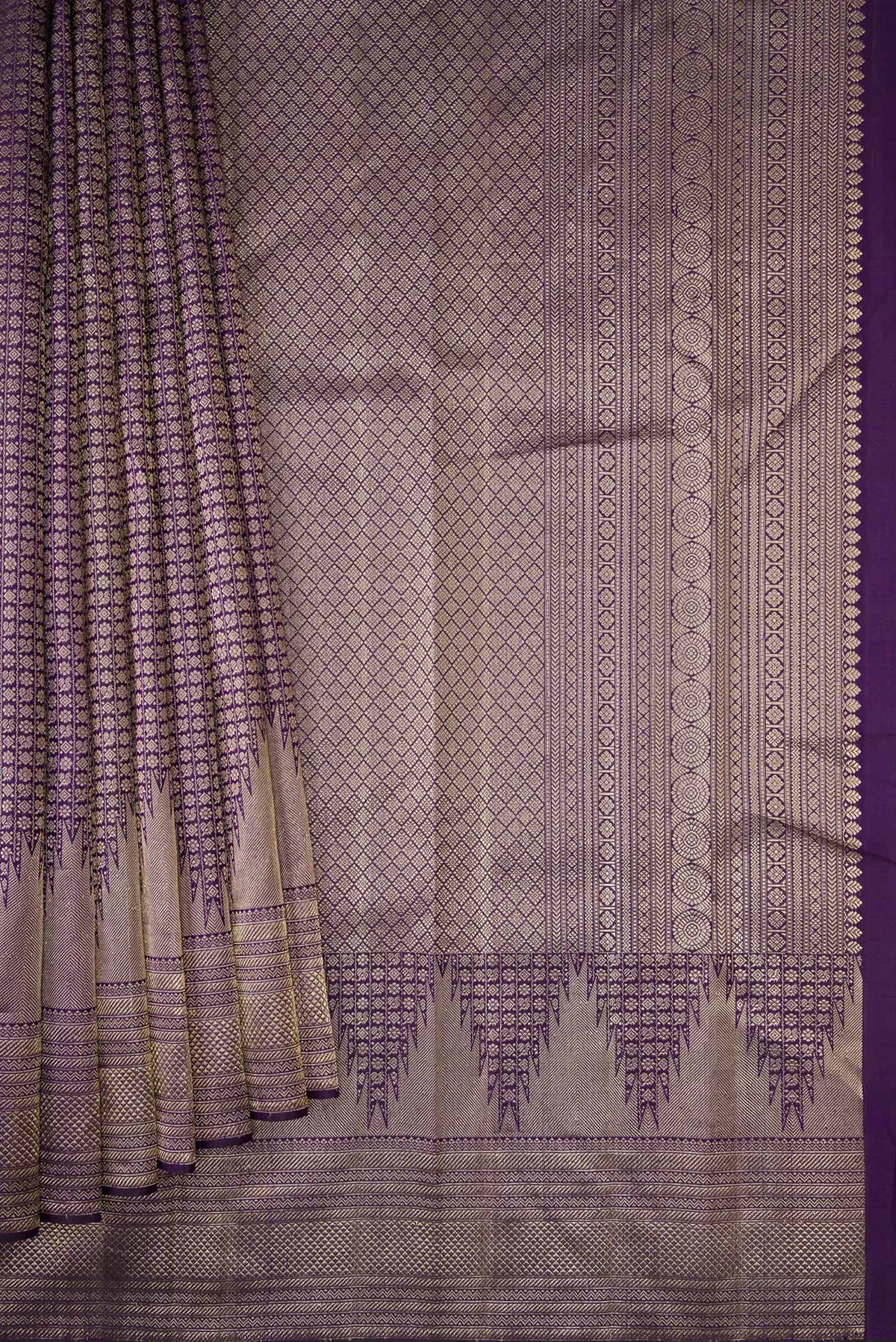 Pleats and pallu of Violet Dual Tone Kanchipuram Silk Saree with Zari Brocade on the body and Zari Border. 