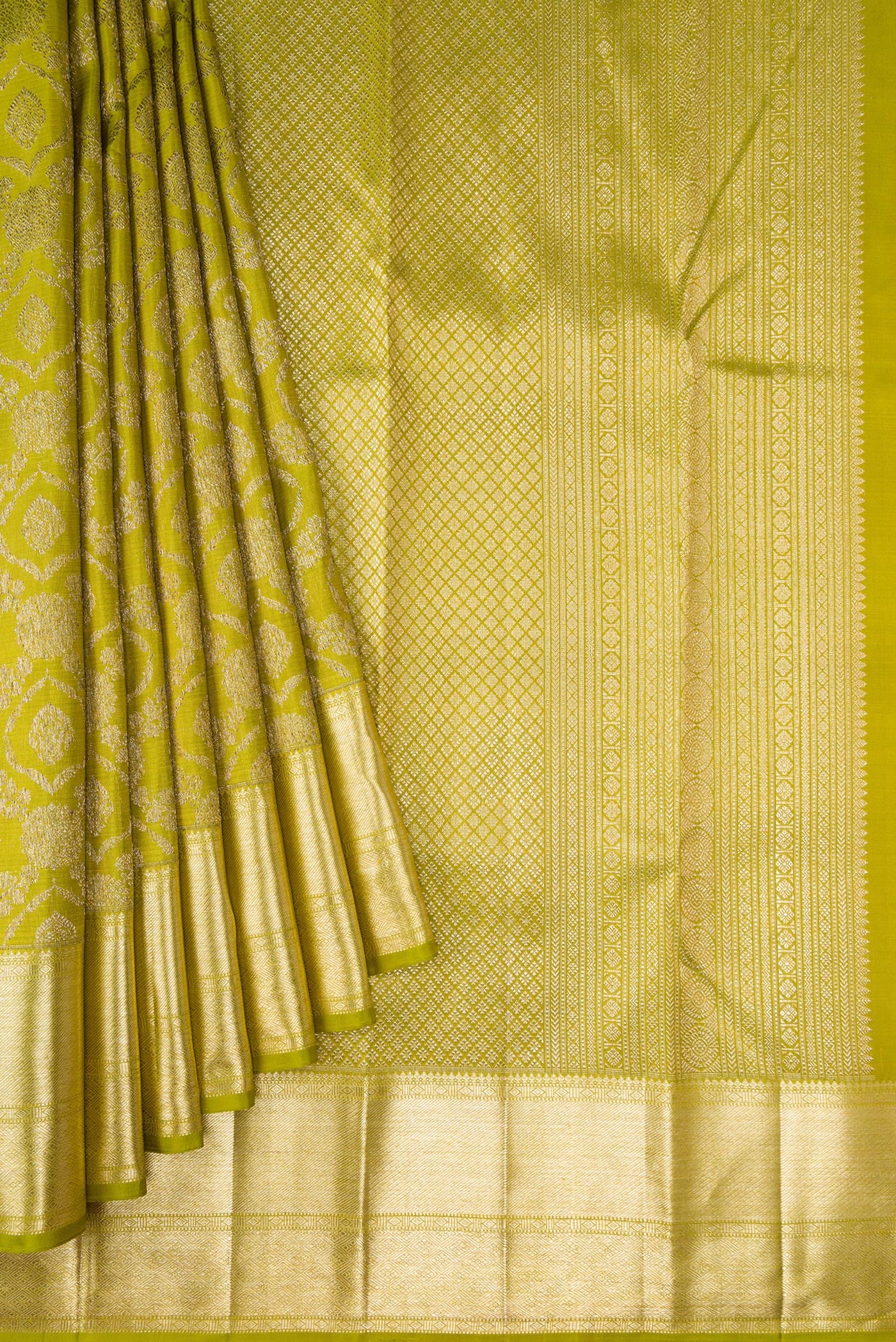 Pleats and pallu of Mehandi Green Dual Tone Kanchipuram Silk Saree with Zari Brocade on the body and Zari Border. 