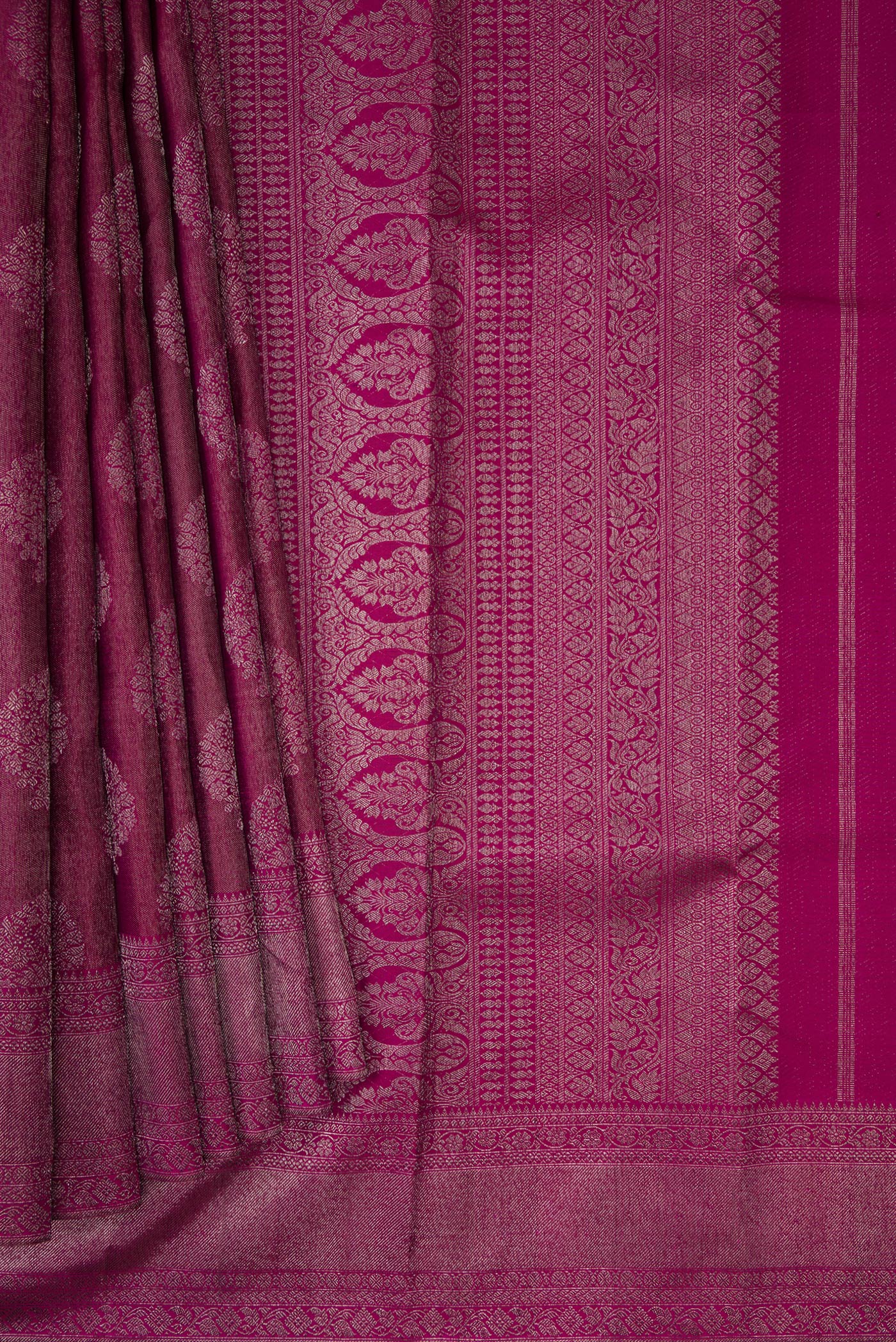 Pleats and pallu of Magenta Dual Tone Kanjivaram Silk Saree with Zari Brocade on the body and Zari Border. 