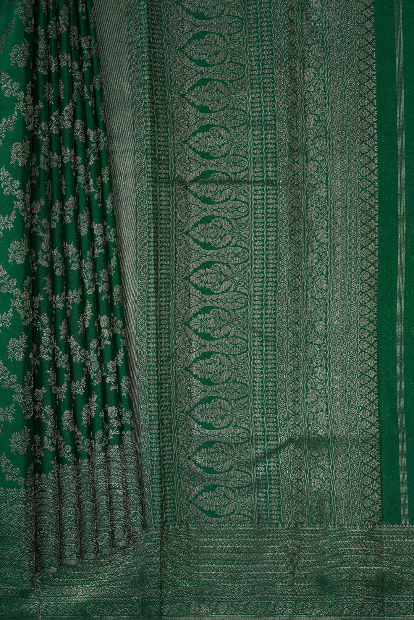 Pleats and pallu of Bottle Green Dual Tone Kanjivaram Silk Saree with Zari Brocade on the body and Zari Border. 