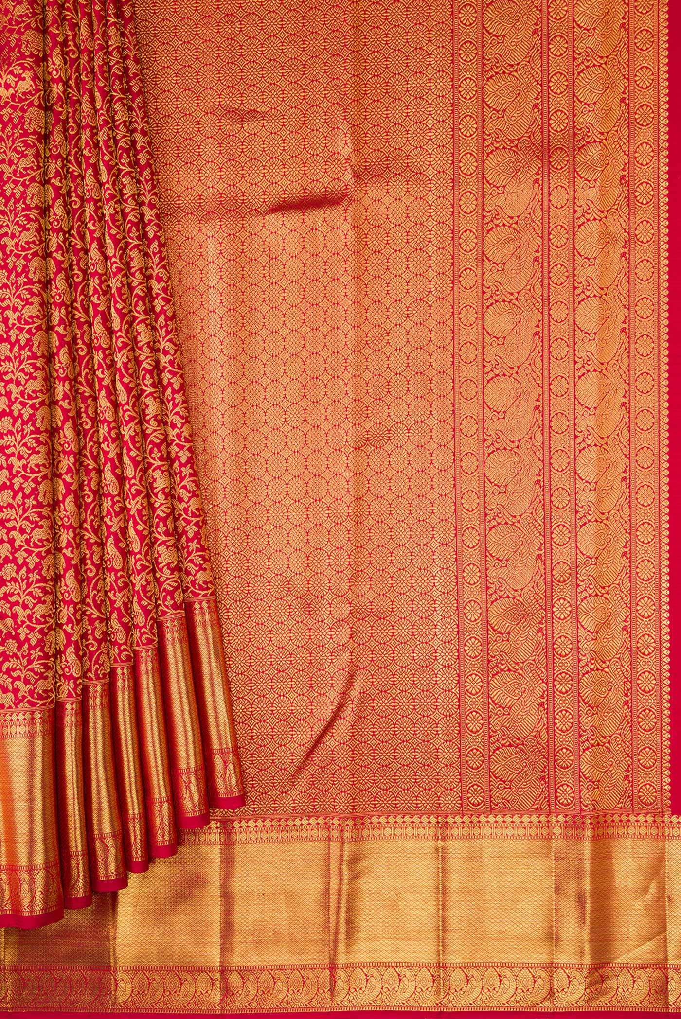Pleats and pallu of Maroon Dual Tone Kanchipuram Silk Saree with Zari Brocade on the body and Zari Border. 