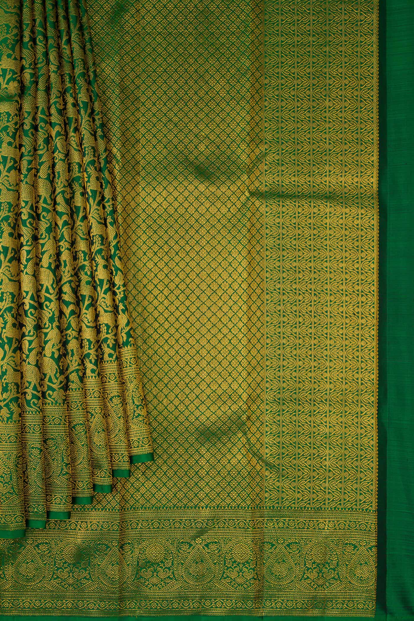 Pleats and pallu of Green Dual Tone Kanchipuram Silk Saree with Zari Brocade on the body and Zari Border. 